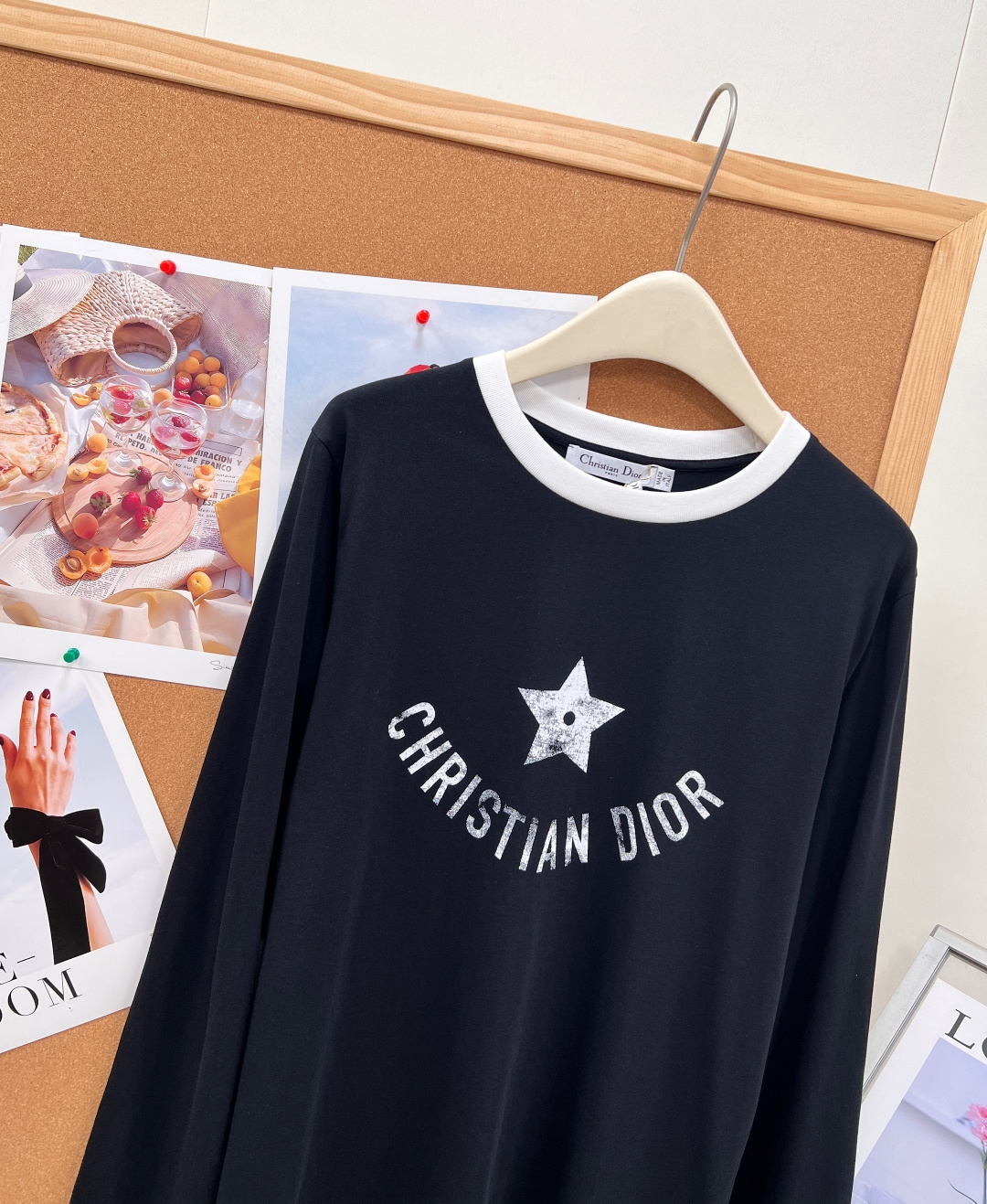 🆕DIOR26春夏五星做旧印花长袖T恤,复古标志性印花,胸前弧形环绕品牌字母+中心做旧磨白五角星印花,水 🆕DIOR26春夏五星做旧印花长袖T恤,复古标志性印花,胸前弧形环绕品牌字母+中心做旧磨白五角星印花,水