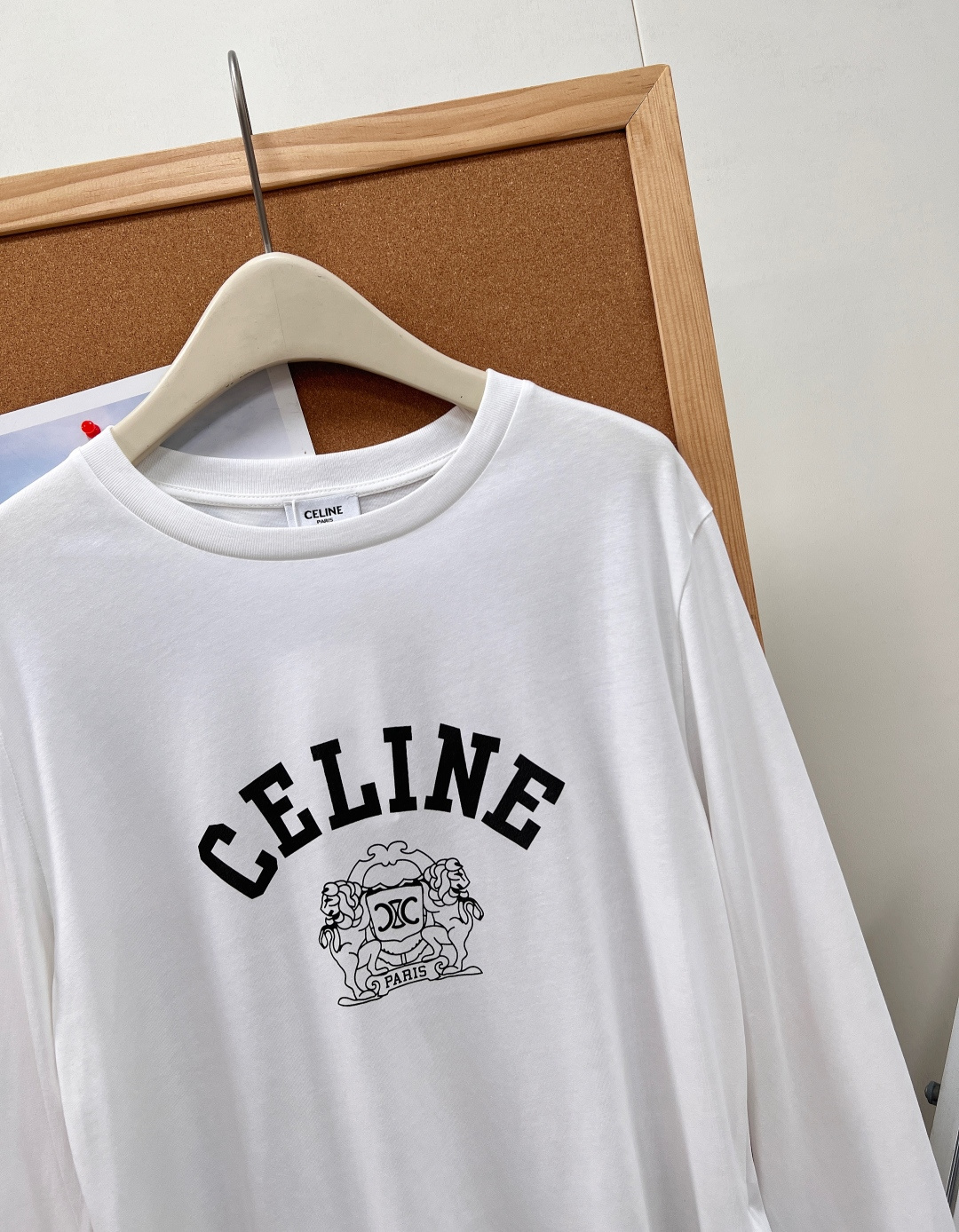 🆕26春夏Celine狮纹凯旋门印花短款长袖T恤，复古标志性印花设计，胸前弧形拱型品牌字母，下方搭配经典