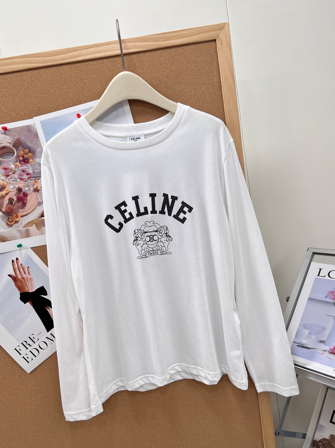 🆕26春夏Celine狮纹凯旋门印花短款长袖T恤，复古标志性印花设计，胸前弧形拱型品牌字母，下方搭配经典