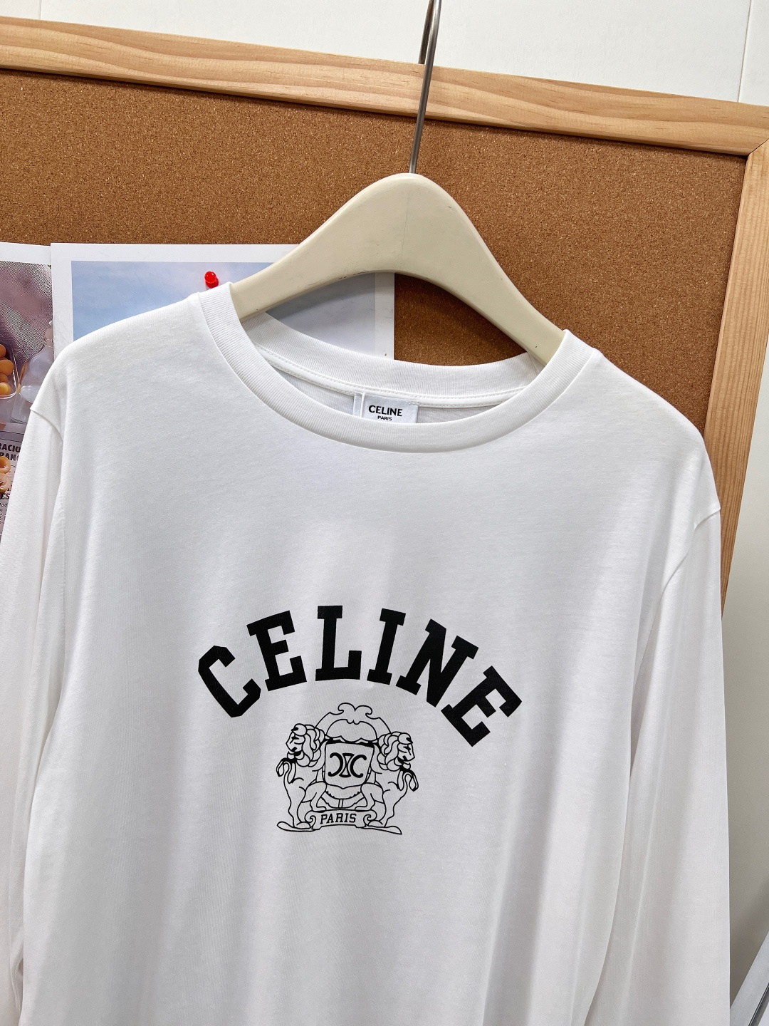 🆕26春夏Celine狮纹凯旋门印花短款长袖T恤，复古标志性印花设计，胸前弧形拱型品牌字母，下方搭配经典