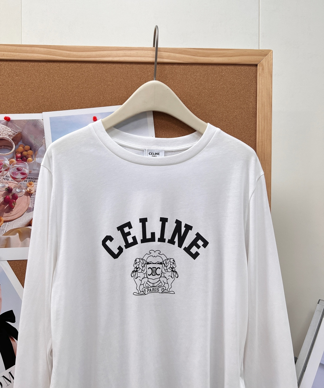 🆕26春夏Celine狮纹凯旋门印花短款长袖T恤，复古标志性印花设计，胸前弧形拱型品牌字母，下方搭配经典
