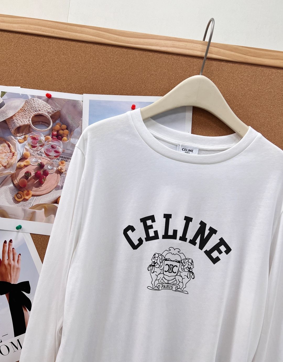 🆕26春夏Celine狮纹凯旋门印花短款长袖T恤，复古标志性印花设计，胸前弧形拱型品牌字母，下方搭配经典