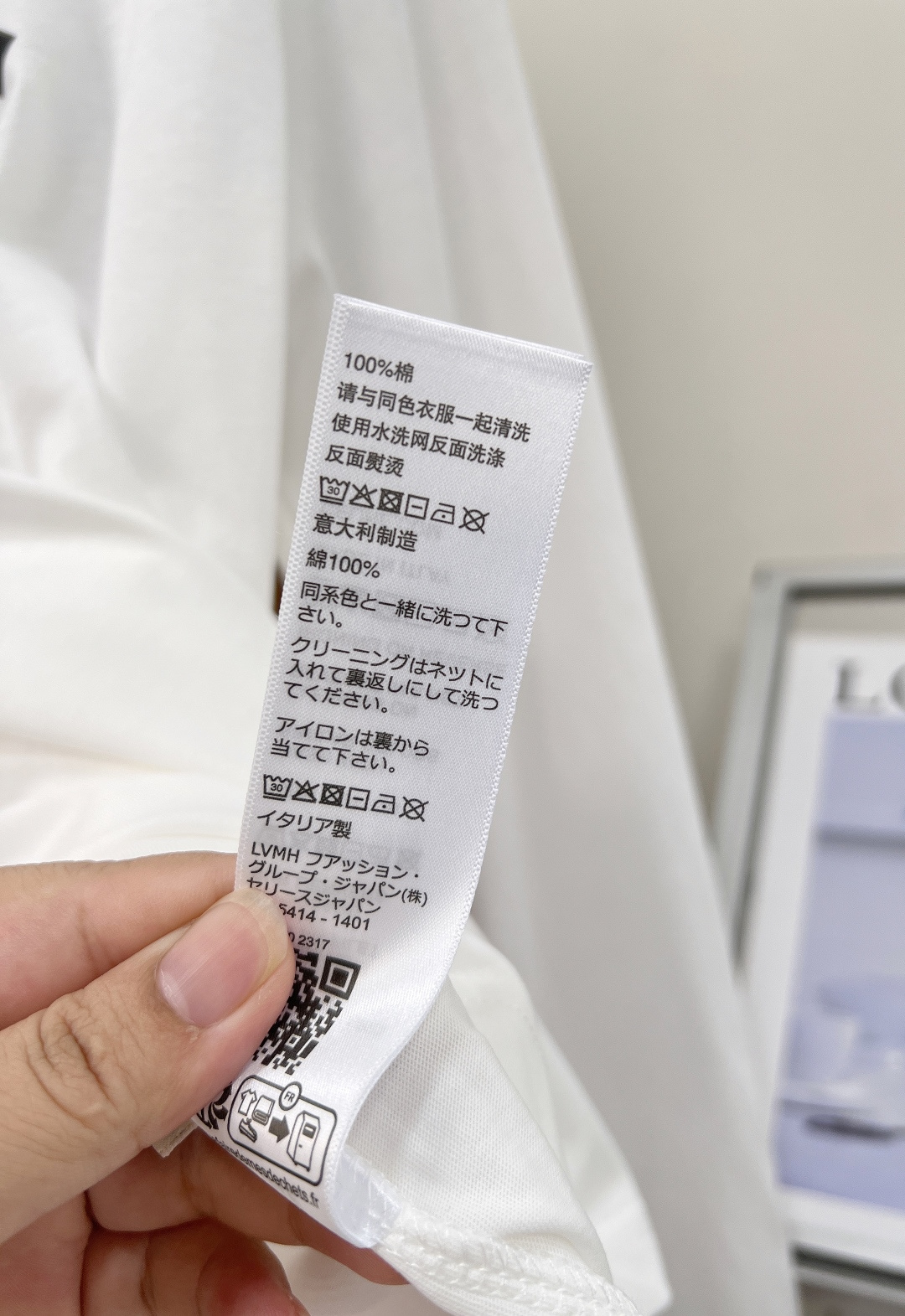 🆕26春夏Celine狮纹凯旋门印花短款长袖T恤，复古标志性印花设计，胸前弧形拱型品牌字母，下方搭配经典