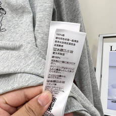 🆕26春夏Celine狮纹凯旋门印花短款长袖T恤,复古标志性印花设计,胸前弧形拱型品牌字母,下方搭配经典 🆕26春夏Celine狮纹凯旋门印花短款长袖T恤,复古标志性印花设计,胸前弧形拱型品牌字母,下方搭配经典