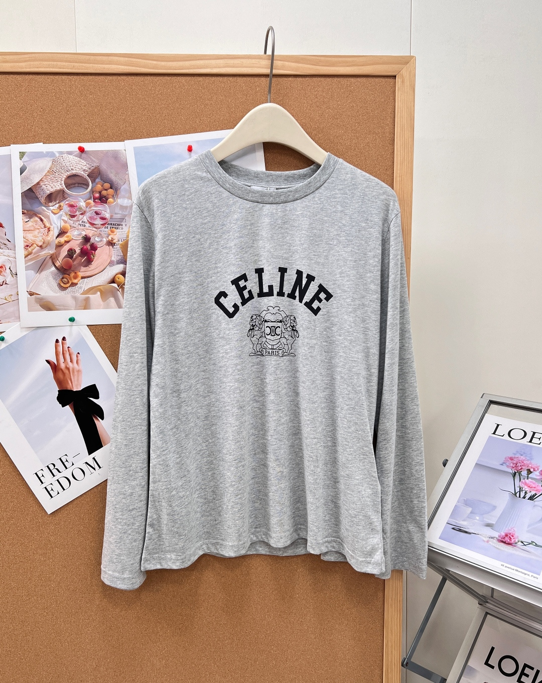 🆕26春夏Celine狮纹凯旋门印花短款长袖T恤，复古标志性印花设计，胸前弧形拱型品牌字母，下方搭配经典