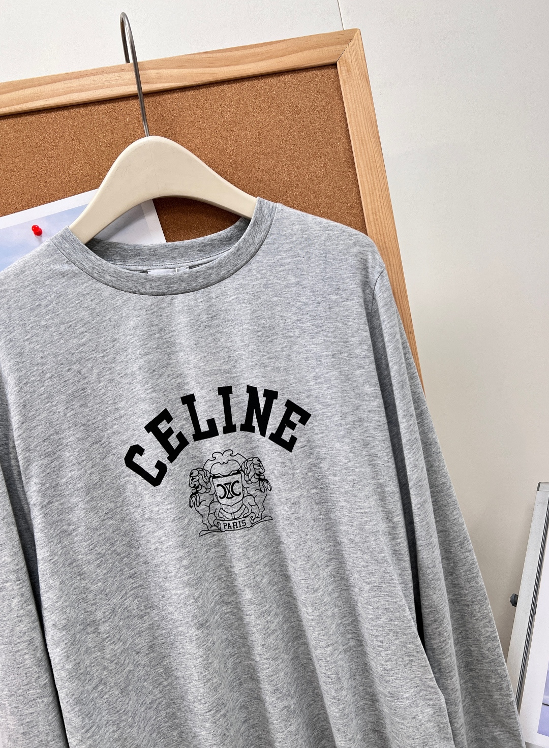 🆕26春夏Celine狮纹凯旋门印花短款长袖T恤,复古标志性印花设计,胸前弧形拱型品牌字母,下方搭配经典 🆕26春夏Celine狮纹凯旋门印花短款长袖T恤,复古标志性印花设计,胸前弧形拱型品牌字母,下方搭配经典