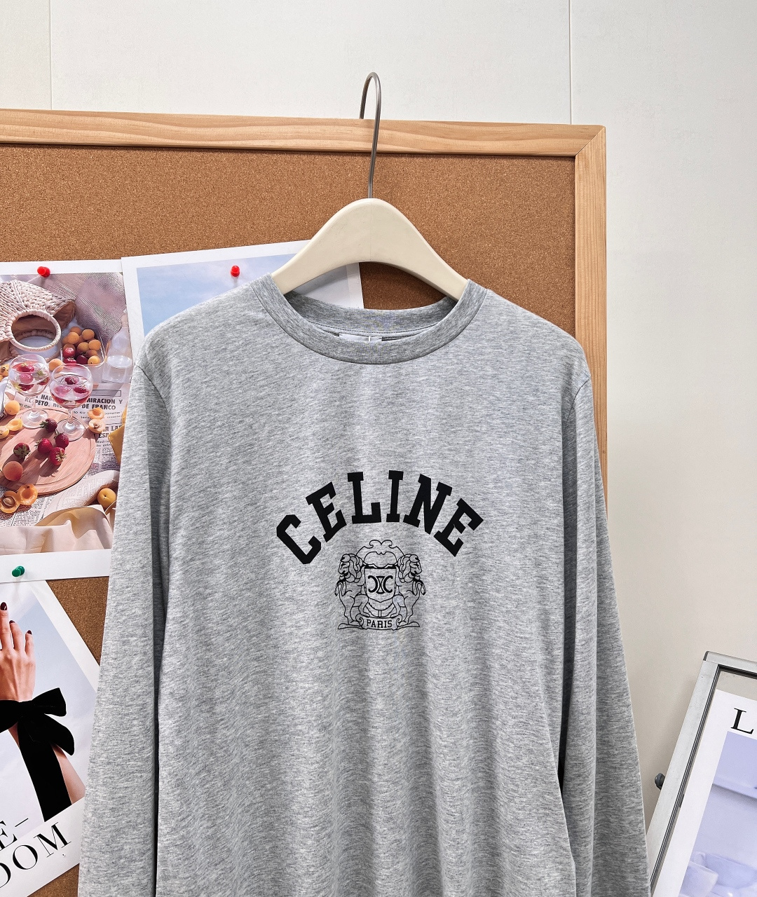 🆕26春夏Celine狮纹凯旋门印花短款长袖T恤,复古标志性印花设计,胸前弧形拱型品牌字母,下方搭配经典 🆕26春夏Celine狮纹凯旋门印花短款长袖T恤,复古标志性印花设计,胸前弧形拱型品牌字母,下方搭配经典