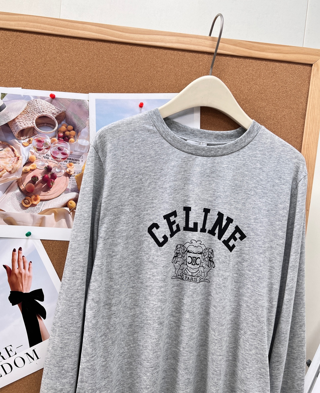 🆕26春夏Celine狮纹凯旋门印花短款长袖T恤,复古标志性印花设计,胸前弧形拱型品牌字母,下方搭配经典 🆕26春夏Celine狮纹凯旋门印花短款长袖T恤,复古标志性印花设计,胸前弧形拱型品牌字母,下方搭配经典