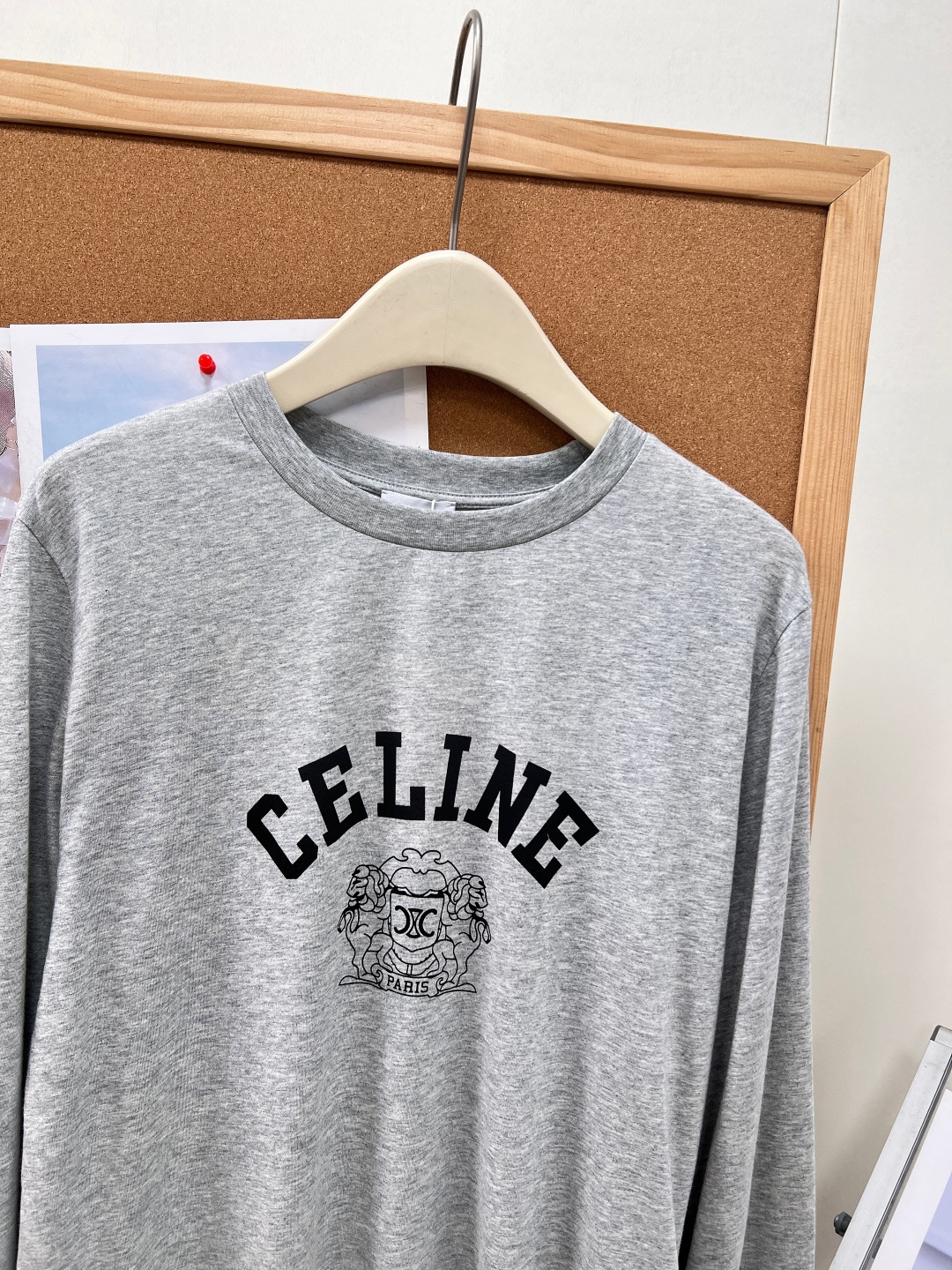 🆕26春夏Celine狮纹凯旋门印花短款长袖T恤,复古标志性印花设计,胸前弧形拱型品牌字母,下方搭配经典 🆕26春夏Celine狮纹凯旋门印花短款长袖T恤,复古标志性印花设计,胸前弧形拱型品牌字母,下方搭配经典
