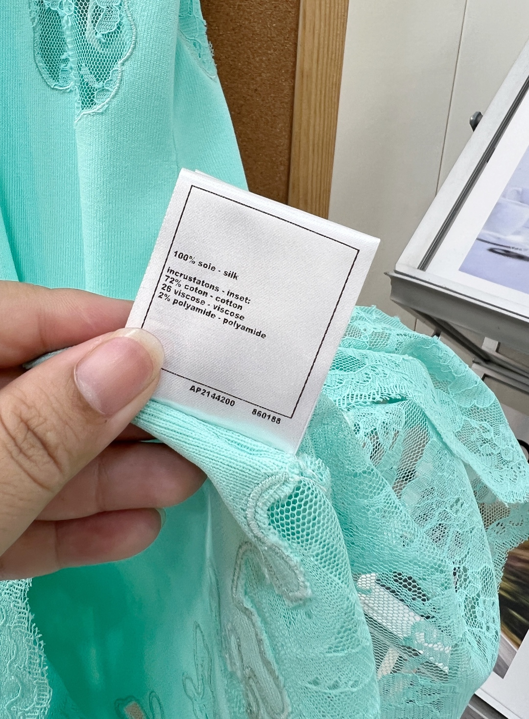 🆕Chanel 25A高级手工坊蕾丝拼接针织吊带连衣裙，甄选定制花卉水溶蕾丝，上下分段拼接于胸口、裙摆位置，波浪花边立体
