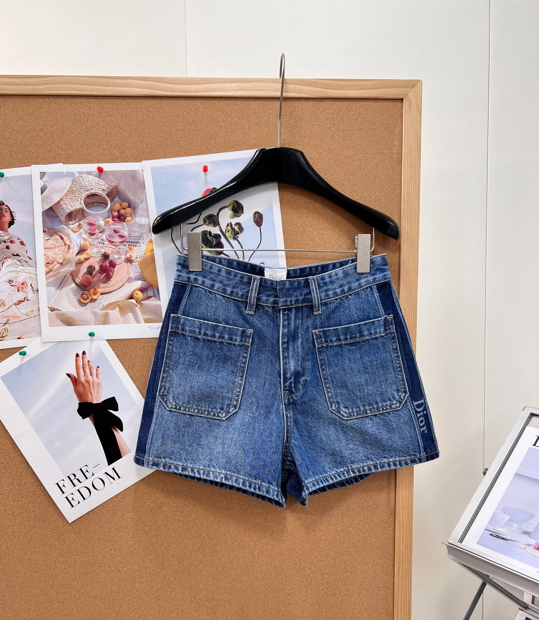 NO:929958,Dior's new side-lettered workwear denim shorts feature dark denim contrast stitching on both sides and vertical brand letter logos, which are low-key and luxurious, different from ordinary basic denim shorts; symmetrical square patch pockets on the front and back, retro workwear details, and neat and three-dimensional routing.  The standard high-waist design lifts the waistline, and the loose A-line shorts tube accommodates body shortcomings such as thick thighs and hip width, and visually lengthens the legs; the pants are moderately long and not exposed, making them suitable for daily travel and outings. The enzyme washing process makes the denim fabric soft and skin-friendly, while retaining the stiffness of the fabric. The pants are not easy to collapse and deform, and are not easy to fade or collapse after repeated washing. They are durable and easy to care for.  Versatile dark blue denim color, suitable for short-sleeved T-shirts, knitted suspenders, shirts, and small fragrant jackets; can be used for commuting, shopping, seaside vacations, and afternoon tea. It is a must-have and versatile item for the spring and summer wardrobe. Complete with three standards, ready for delivery~ Sizes sml code, dior, shorts, jackets & coats, shirts, T-shirt, tees, t-shirt,19860909Dior新款侧边字母工装牛仔短裤,裤身两侧采用深色牛仔撞色拼接,竖向刻印品牌字母标识,低调轻奢,区别普通基础牛仔短裤；前后对称方形大贴袋,工装复古细节,走线工整立体有型. 标准高腰设计提拉腰线,宽松A字阔短裤管,包容大腿粗、胯宽等身材短板,视觉拉长双腿；裤长适中不暴露,日常出行、出游都得体.酵素水洗工艺处理,牛仔布料柔软亲肤,同时保留面料挺括感,裤型不易软塌变形,多次水洗不易褪色、崩线,耐穿好打理. 百搭深蓝牛仔色调,适配短袖T恤、针织吊带、衬衫、小香风外套；通勤、逛街、海边度假、下午茶都能驾驭,春夏衣柜必备百搭单品.三标齐全,现货发～ 尺码sml 编码,,dior,shorts,jackets & coats,shirts,T-shirt,tees，t-shirt,,Women's clothing