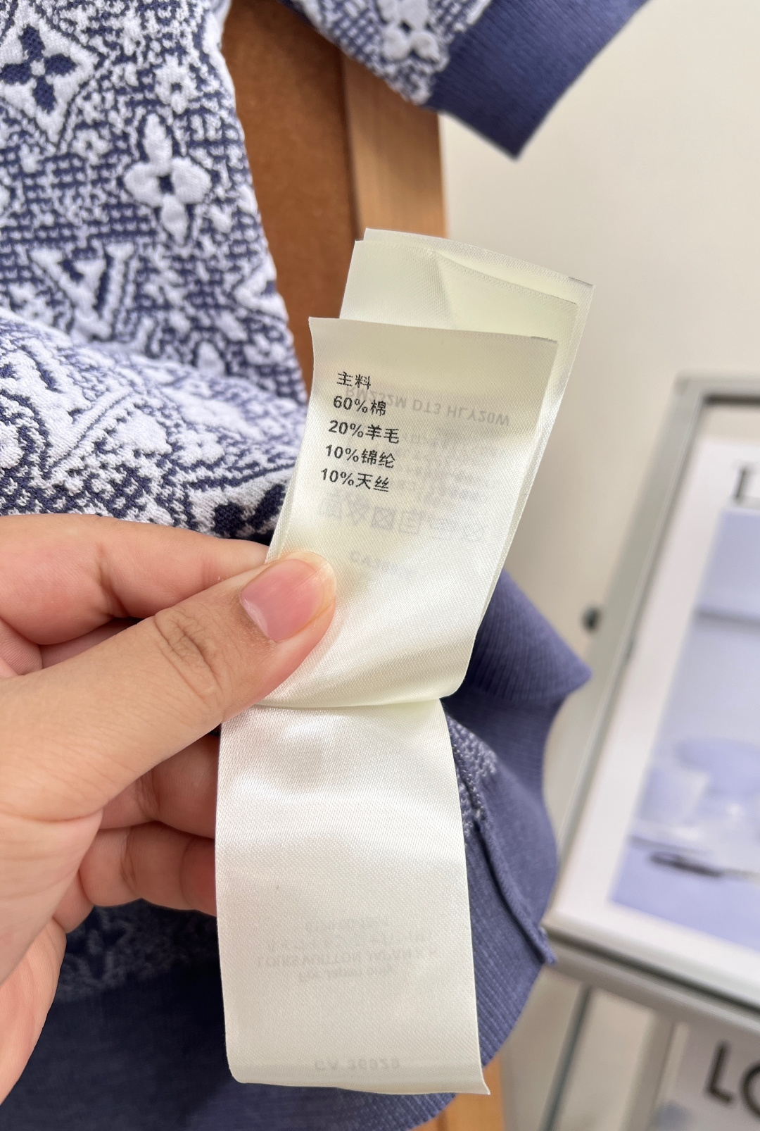🆕LV26春夏新款老花针织短袖｜清冷蓝白复古调太高级💙 清爽蓝白撞色满幅老花提花，区别常规老花的厚重感，细碎针织肌理温柔