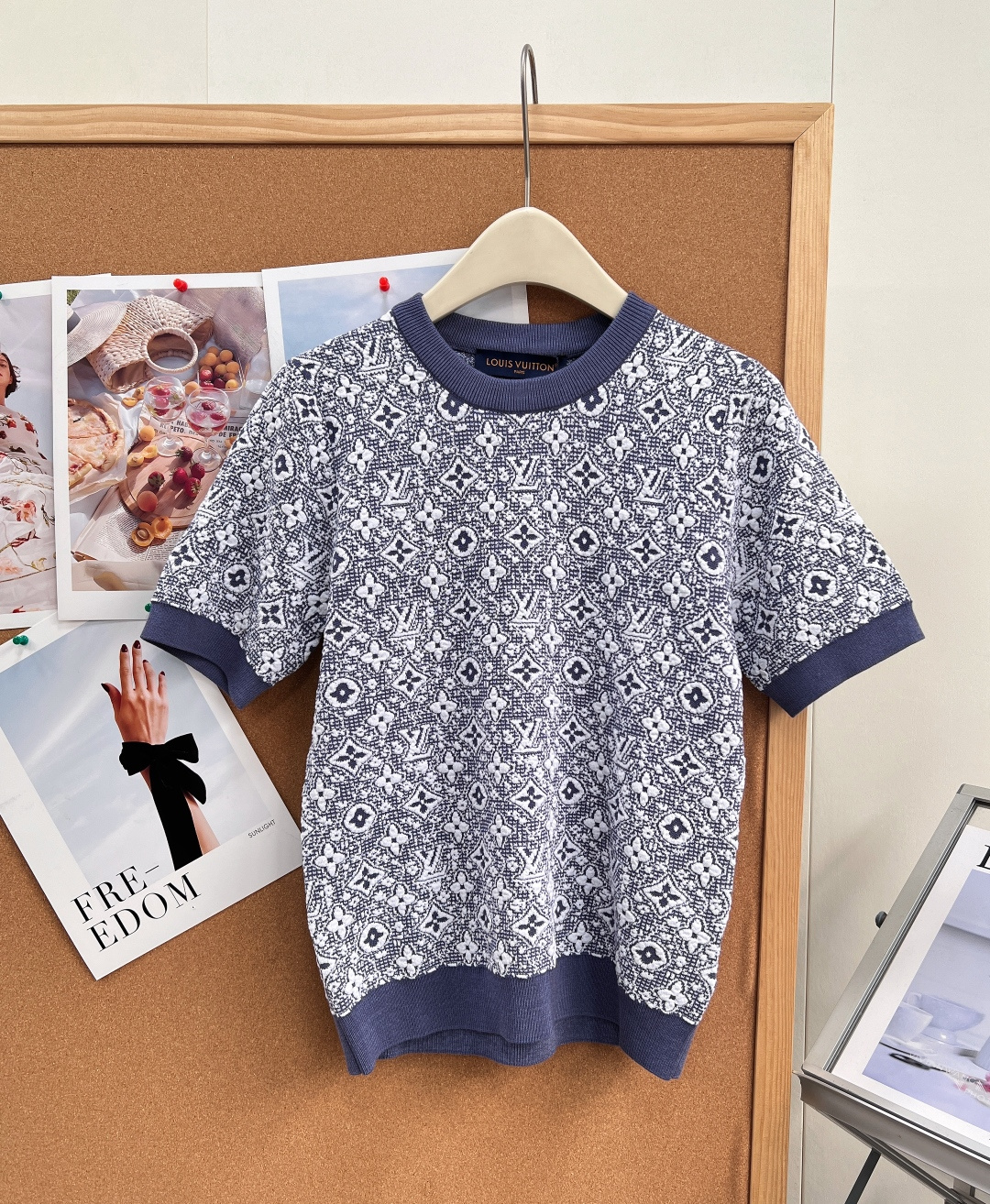 NO:929951,LV26 new spring and summer presbyopic knitted short-sleeve | The cool blue and white retro tone is too high-end. The refreshing blue and white contrasting colors are all over the presbyopic jacquard, which is different from the heavy feeling of conventional presbyopia. The fine knitted texture is gentle and durable, and the retro atmosphere is directly filled!  The whole piece is made of double-sided jacquard knitting technology, with a coherent and symmetrical LV classic logo all over. The texture is fine and smooth without stray lines, and the details restore the texture of the store. The round neck + cuffs and hem are dark blue ribbed in the same color, which is reinforced and not easy to loosen. The contrasting color layers are rich and not monotonous. The soft and waxy breathable knitted yarn is light against the skin and not sweaty. It can be worn alone in spring and summer without restraint; the slightly loose straight version hides arm fat and does not matter the height of the body.  Low-key and old-fashioned without being exaggerated, it is suitable for pairing with jeans, skirts, and suits. It is easy to create an effortless and luxurious old-money outfit for commuting, traveling, and daily outings. The three standards are complete, and the goods are shipped!  Size sml code,,louis vuitton,skirts,jeans,T-shirt,business suit,19860909LV26春夏新款老花针织短袖｜清冷蓝白复古调太高级 清爽蓝白撞色满幅老花提花,区别常规老花的厚重感,细碎针织肌理温柔耐看,复古氛围感直接拉满！ 整件采用双面提花针织工艺,全身连贯对称LV经典标识,肌理细密平整无杂线,细节还原专柜质感. 圆领+袖口下摆同色系深蓝罗纹包边,加固不易松垮,撞色层次丰富不单调. 软糯透气针织纱线,贴肤轻盈不闷汗,春夏单穿毫无束缚；微宽松直筒版型,藏住手臂赘肉,不挑身形高矮. 低调老花不会浮夸,搭配牛仔裤、半身裙、西装都适配,通勤、出游、日常出街轻松打造不费力的轻奢老钱穿搭.三标齐全,大货出！ 尺码sml 编码,,louis vuitton,skirts,jeans,T-shirt,business suit,,Women's clothing