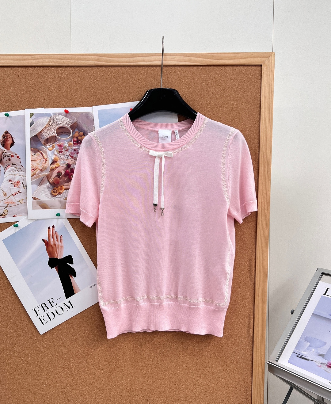 NO:929935,Dior's new pink bow lace knitted short-sleeves have a girlish look, the low-saturated nude pink tone is soft and white, the yellow skin is easy to control, and it is full of gentle and rich atmosphere!  The neckline is decorated with exquisite hollow lace, and is surrounded by delicate lace. The texture is exquisite and has a soft light; it is paired with a white satin bow in the middle, and a branded metal charm is hung at the end of the rope. It is small and exquisite without being exaggerated. The light and thin ice-like knitted fabric is transparent, breathable and not stuffy. It is delicate, soft and waxy and is super comfortable to wear next to the body. It has a slightly translucent and hazy texture.  Short-sleeved rib cuffs + elastic cuffs at the hem. The fitted short cut raises the waistline and modifies the lines of the shoulders and arms. The slightly loose version hides the flesh and makes the body look slimmer. Wear it alone, it is sweet and reduces your age. It is suitable for pairing with denim skirts, suit pants and wide-leg jeans. It can be worn on dates, afternoon tea, and daily commuting. It is a must-have top for gentle girls!  All three standards are complete, and the goods will be shipped in large quantities!  Size sml code,,dior,skirts,jeans,T-shirt,business suit,19860909Dior新款粉色蝴蝶结蕾丝针织短袖,少女感拉满,低饱和裸粉色调柔和显白,黄皮轻松驾驭,满满的温柔千金氛围！ 领口精致镂空蕾丝包边,细腻花边环绕一圈,肌理精致自带柔光；正中间搭配白色缎面蝴蝶结,绳尾挂品牌金属小吊饰,小巧精致不浮夸. 轻薄冰感针织面料,通透透气不闷肤,细腻软糯贴身穿超舒服,自带微透朦胧质感. 短袖罗纹收口+下摆弹力收边,合身短款剪裁拉高腰线,修饰肩臂线条,微宽松版型藏肉显瘦. 单穿清甜减龄,搭配牛仔半裙、西装裤、阔腿牛仔裤都适配,约会、下午茶、日常通勤都能穿,温柔少女必备上衣！三标齐全,大货出！ 尺码sml 编码,,dior,skirts,jeans,T-shirt,business suit,,Women's clothing