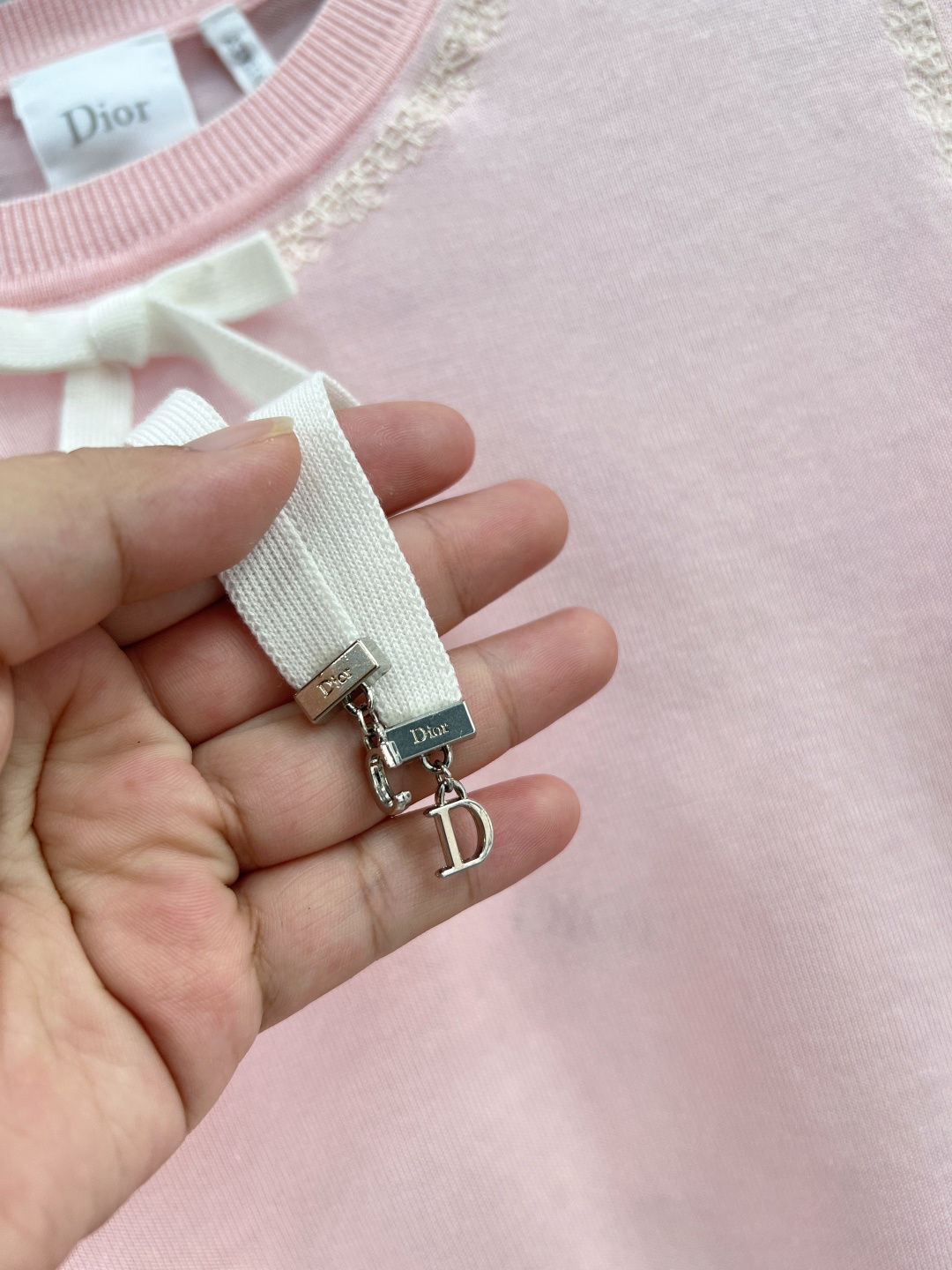 🆕Dior新款粉色蝴蝶结蕾丝针织短袖，少女感拉满，低饱和裸粉色调柔和显白，黄皮轻松驾驭，满满的温柔千金氛围！ 领口精致镂