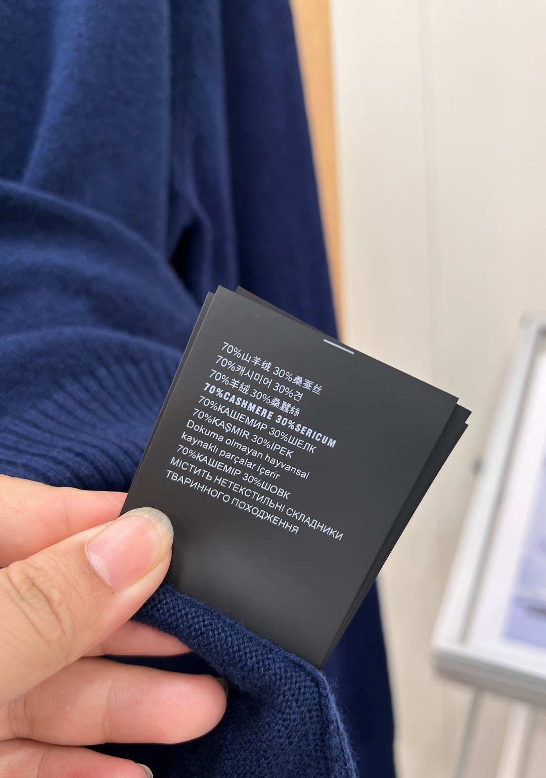 🆕MiuMiu新款藏青假两件针织衫，减龄一绝💙 巧妙假两件拼接设计，省去叠穿烦恼，浅黄绿细条纹衬衫领+藏青V领针织融合，