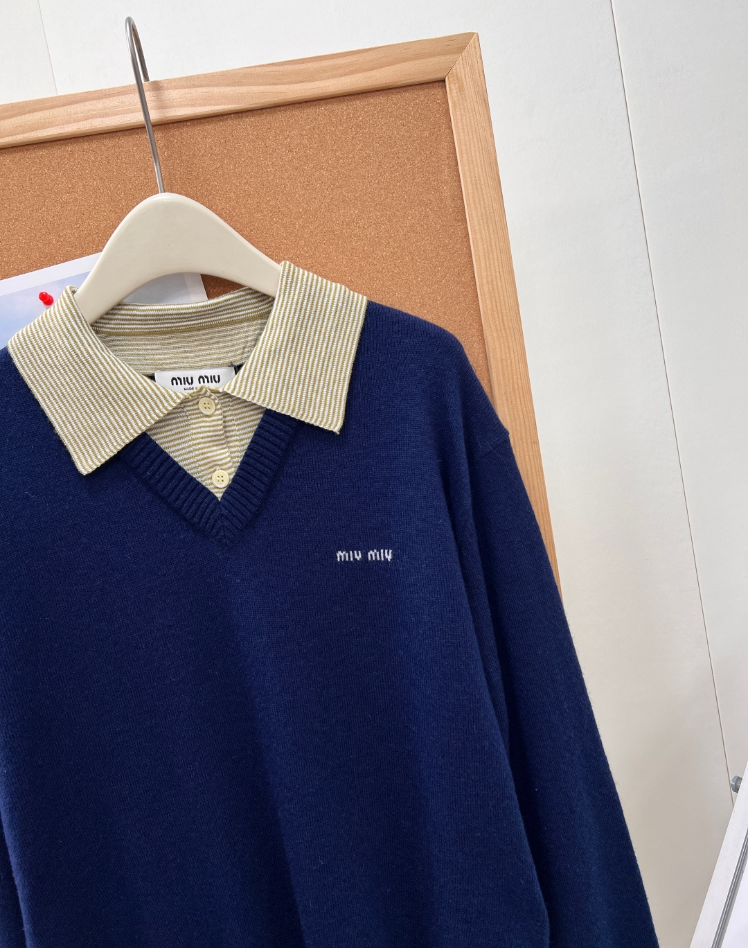 🆕MiuMiu新款藏青假两件针织衫，减龄一绝💙 巧妙假两件拼接设计，省去叠穿烦恼，浅黄绿细条纹衬衫领+藏青V领针织融合，