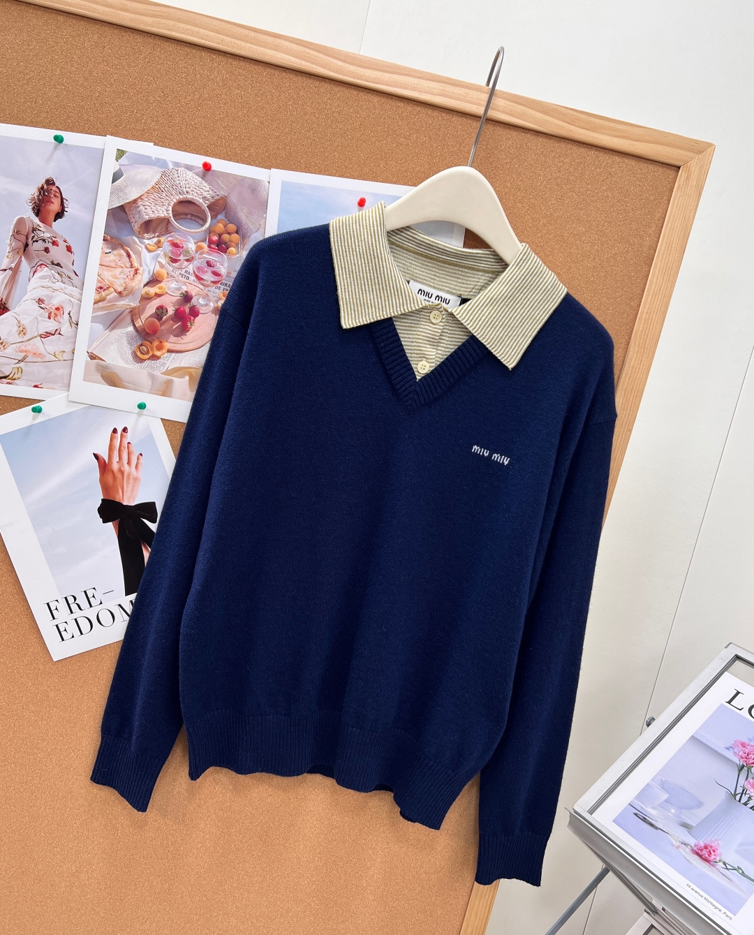 🆕MiuMiu新款藏青假两件针织衫，减龄一绝💙 巧妙假两件拼接设计，省去叠穿烦恼，浅黄绿细条纹衬衫领+藏青V领针织融合，