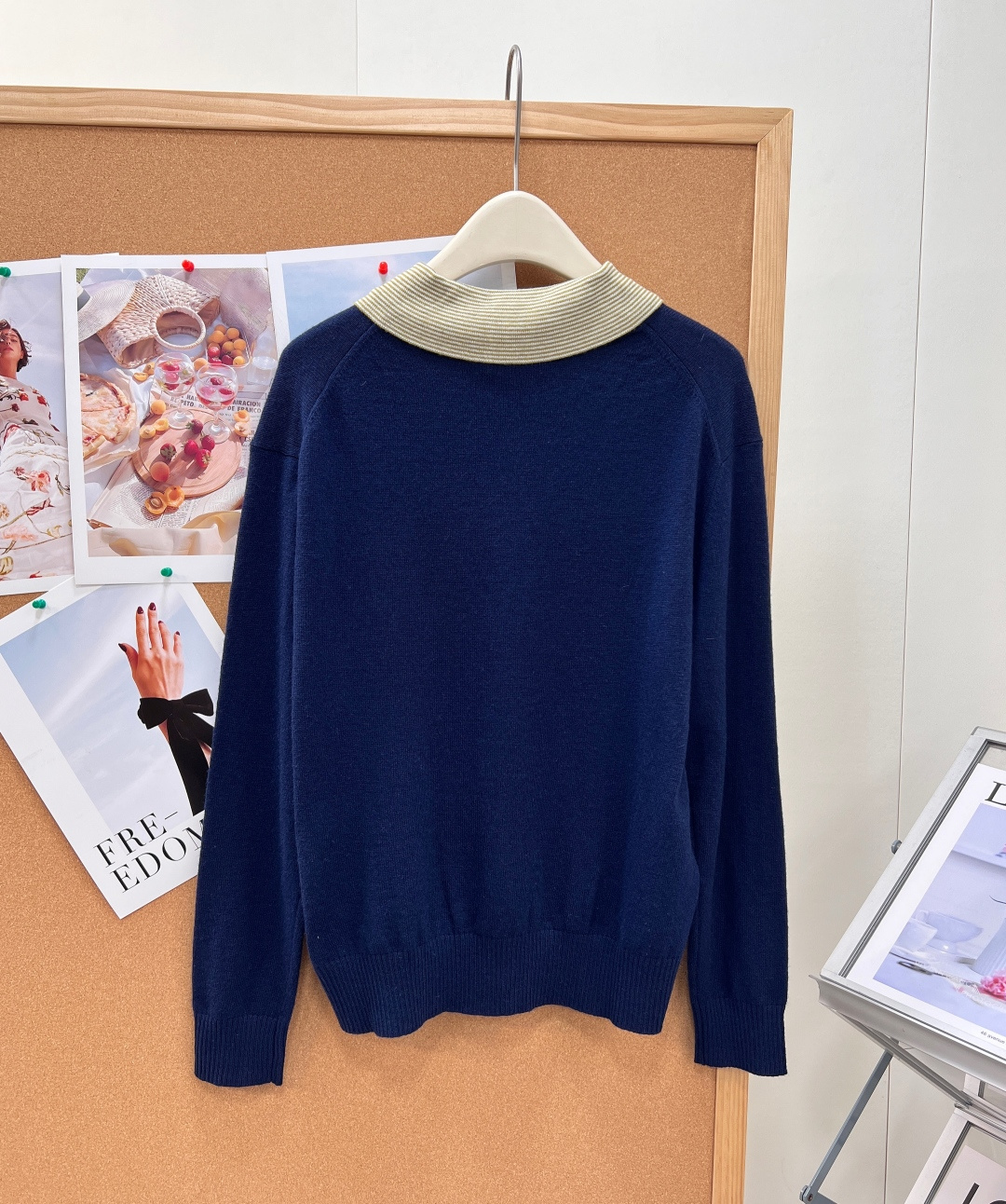 🆕MiuMiu新款藏青假两件针织衫，减龄一绝💙 巧妙假两件拼接设计，省去叠穿烦恼，浅黄绿细条纹衬衫领+藏青V领针织融合，