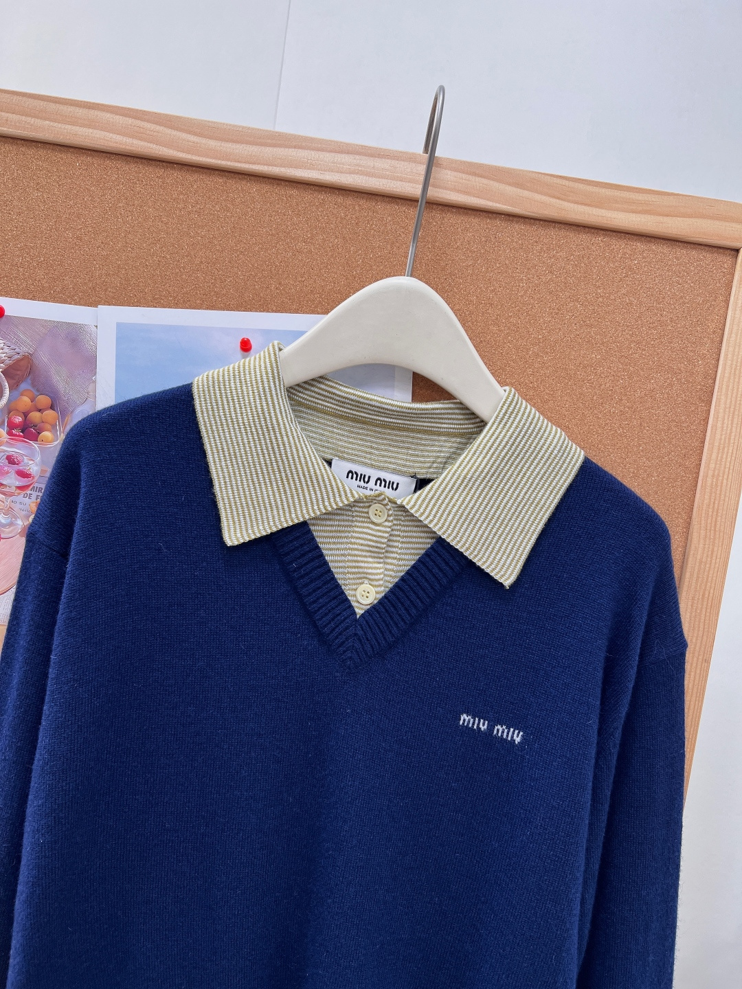 🆕MiuMiu新款藏青假两件针织衫，减龄一绝💙 巧妙假两件拼接设计，省去叠穿烦恼，浅黄绿细条纹衬衫领+藏青V领针织融合，