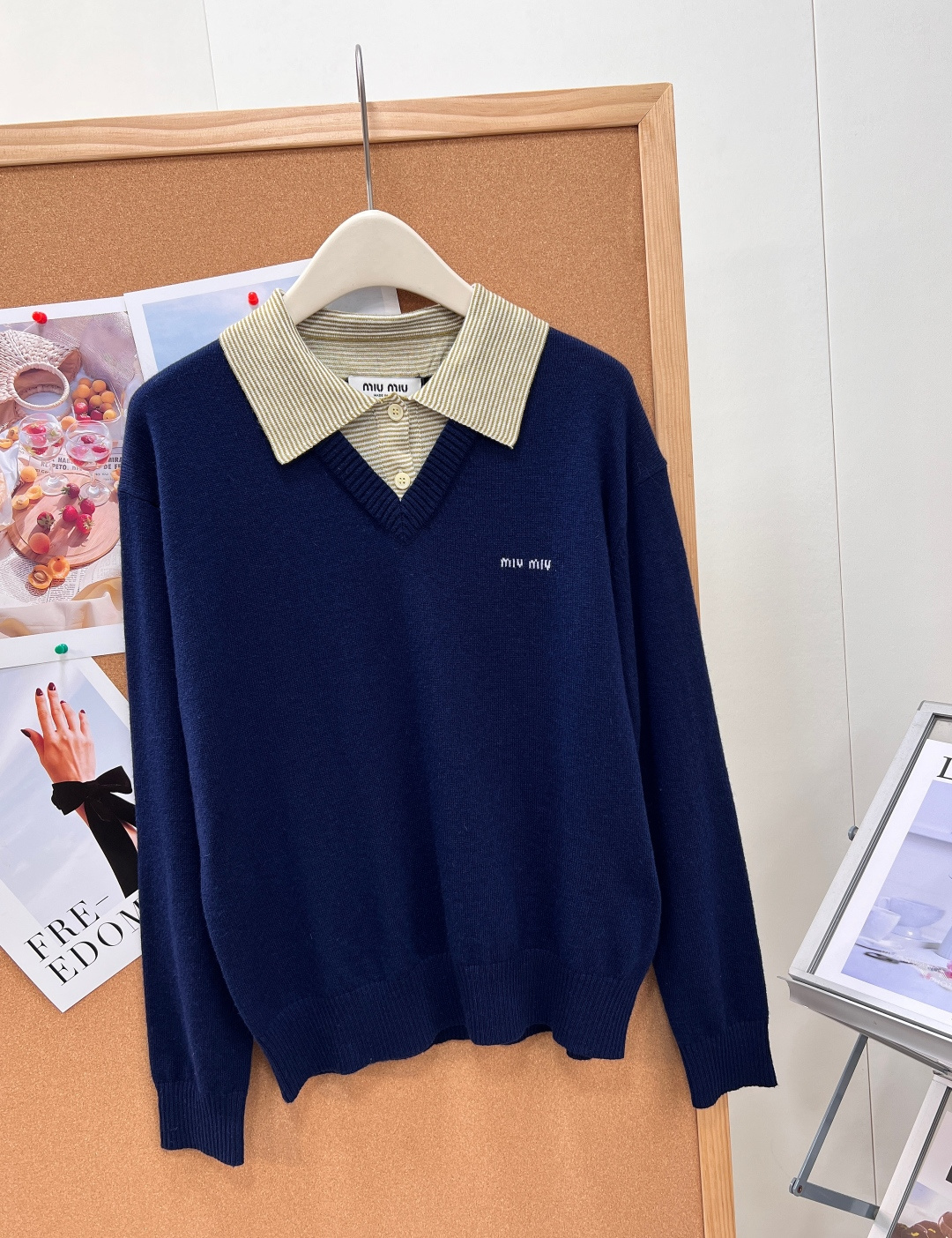 🆕MiuMiu新款藏青假两件针织衫，减龄一绝💙 巧妙假两件拼接设计，省去叠穿烦恼，浅黄绿细条纹衬衫领+藏青V领针织融合，