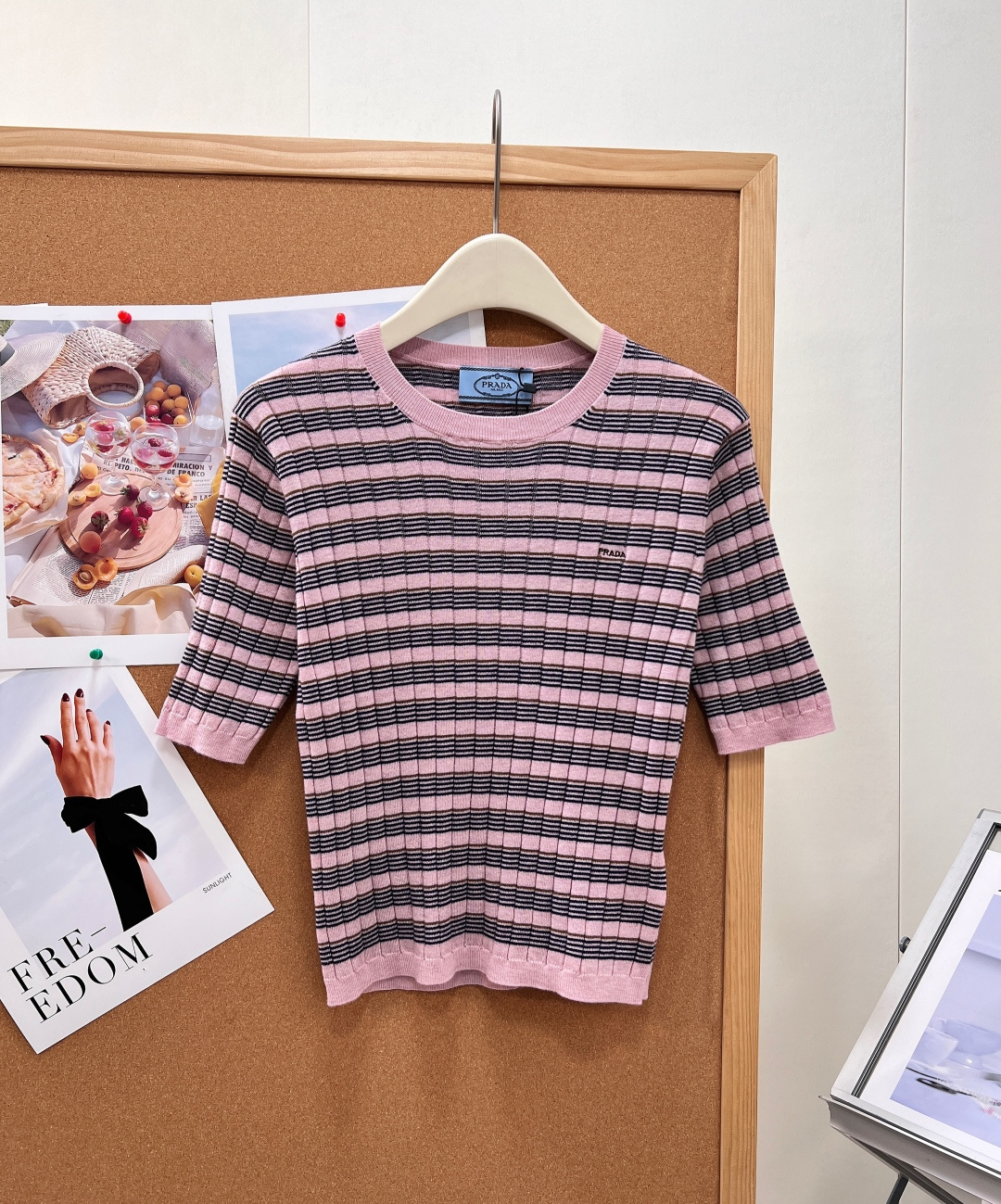 NO:931765,Prada's new contrasting pinstripe knitted three-quarter-sleeve top, with a low-soft nude pink base and black and brown thin horizontal stripes, is soft but not gaudy. The yellow leather upper is extremely white, and has a gentle and intellectual Italian old-money atmosphere!  The whole body is knitted with three-dimensional vertical pit strips, and the concave and convex texture has a slimming effect. It is close-fitting but not tight, with a slight elasticity, and outlines a soft figure. The classic round neck + pink rib binding of the same color, and the cuffs are cut into three-quarter sleeves, which just covers the fat of the arms. It is very friendly to girls with broad shoulders and thick arms. The mini low-key embroidered Prada logo on the chest is exquisite and compact, hiding the brand recognition, low-key, noble but not ostentatious.  The light and breathable fine knitted yarn is refreshing when worn alone in spring and summer. It is suitable for air-conditioned rooms and under suits in spring and autumn. It can be easily paired with skirts, straight jeans, and suit trousers to create simple and high-end commuting wear. Complete with three standards, large quantities of goods!  size sml code,,prada,skirts,jeans,business suit,19860909Prada新款撞色细条纹针织五分袖上衣,低柔裸粉基底搭配黑棕细横条纹,柔和不艳俗,黄皮上身穿巨显白,自带温柔知性的意式老钱氛围感！ 全身立体竖坑条肌理针织,凹凸纹理自带修身效果,贴身但不紧绷,自带微微弹力,勾勒柔和身形. 经典小圆领+同色系粉罗纹包边,袖口五分中袖剪裁,恰到好处遮住手臂拜拜肉,对肩宽、手臂粗女生超友好. 胸口迷你低调刺绣Prada小logo,精致小巧不浮夸,暗藏品牌辨识度,低调显贵不张扬. 轻薄透气细针织纱线,春夏单穿清爽,空调房、春秋内搭西装都适配,搭配半裙、直筒牛仔裤、西装裤轻松打造简约高级通勤穿搭.三标齐全,大货出！ 尺码sml 编码,,prada,skirts,jeans,business suit,,Women's clothing