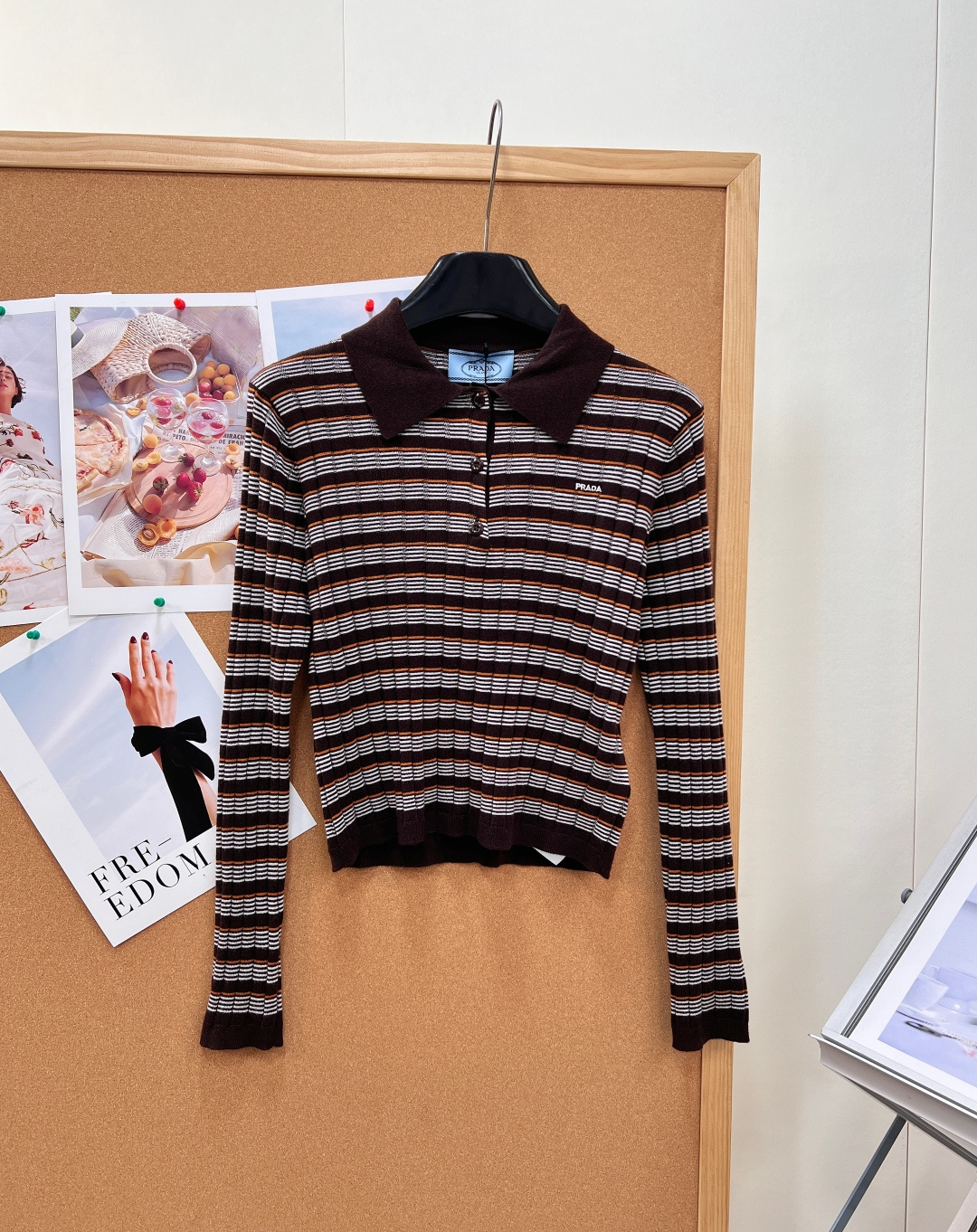 NO:931763,Prada contrast striped lapel short knitted top, dark brown base with white and orange thin horizontal stripes, rich retro Maillard color scheme, directly full of autumn and winter atmosphere, with Italian retro intellectual temperament!  Classic Polo lapel + three buttons of the same color on the placket, neatly reducing age. The whole body is knitted with vertical grooved texture, with elasticity and slimming, tightening the lines to make it super slim. The mini embroidered Prada logo on the left chest is low-key and delicate without destroying the beauty of the stripes, and the details are high-end without being exaggerated. The short and truncated version accurately raises the waistline, easily creating the golden ratio of 37 to 70, and is friendly to small people; long-sleeved grooves are cut to improve the problem of fat and shoulder width.  Delicate and skin-friendly knitted yarn, soft and waxy without scratching the skin, suitable for wearing alone in spring and autumn, or layering with coats and suits in winter. Paired with jeans, skirts, and suit pants, it is easy to match retro commuting and casual atmosphere. Complete with three standards, ready to go!  Size sml code,,prada,skirts,business suit,gold,19860909Prada撞色条纹翻领短款针织上衣,深棕基底搭配白、橘细横条纹,浓郁复古美拉德配色,秋冬氛围感直接拉满,自带意式复古知性气质！ 经典Polo翻领+门襟三颗同色系纽扣,利落减龄,全身竖向坑条肌理针织,自带弹力修身,收紧线条超显瘦. 左胸迷你刺绣Prada标识,低调精致不破坏条纹美感,细节高级不浮夸. 短款截短版型,精准拉高腰线,轻松打造三七分黄金比例,小个子友好；长袖坑条剪裁修饰拜拜肉、肩宽问题. 细腻亲肤针织纱线,软糯不扎肤,春秋单穿、冬季内搭大衣西装都适配,搭配牛仔、半裙、西装裤,轻松拿捏复古通勤、休闲氛围感穿搭.三标齐全,现货出！ 尺码sml 编码,,prada,skirts,business suit,gold,,Women's clothing