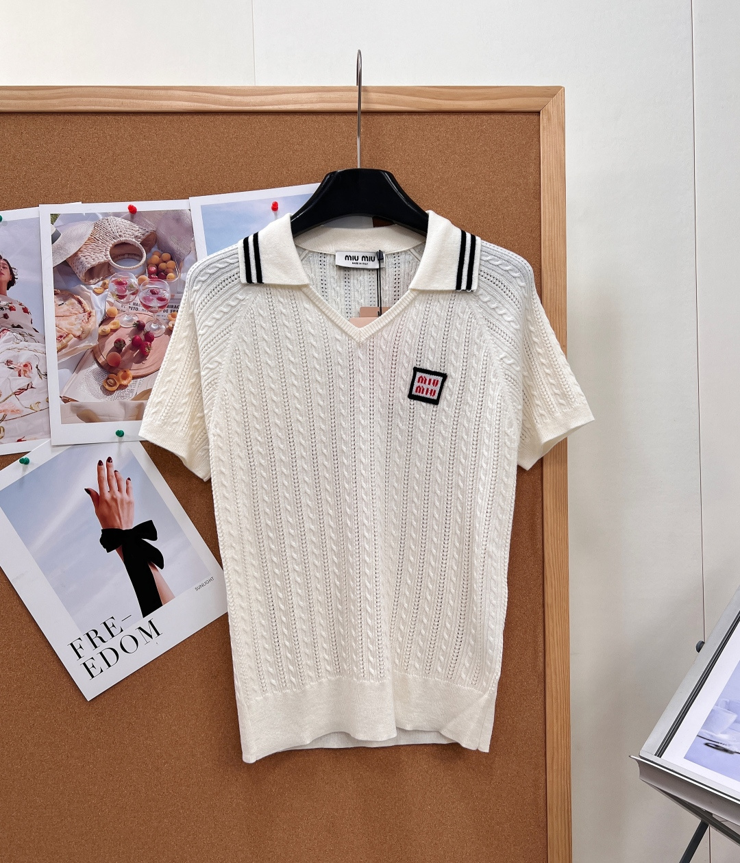 NO:931751,MiuMiu twist hollow knitted Polo short sleeves, refreshing milky white background with built-in soft light filter, full of age-reducing retro college style, clean and elegant for daily wear!  The neckline has double black contrasting striped lapels, and the V-shaped Polo opening softly modifies the neck line; the whole body is made of three-dimensional twisted twist hollow weaving, with a transparent texture and breathability, so it is not stuffy at all in spring and summer. The square contrasting cloth label on the chest, and the red miu miu letters crocheted embroidery, make it highly recognizable, compact and delicate without being exaggerated.  The raglan short-sleeved cut weakens the shoulder width, and the ribbed hem elastically fits the waist. The slightly loose version hides the flesh but is not tight, and is tolerant to various body types. The delicate and light knitted yarn is soft and skin-friendly, and is refreshing when worn alone. It is suitable for matching with skirts, jeans, and suits. It is easy to create a sweet girly outfit for traveling, dating, and commuting. Complete with three standards, large quantities of goods!  Size sml code,,miumiu,skirts,jeans,T-shirt,business suit,19860909MiuMiu麻花镂空针织Polo短袖,清爽奶白底色自带柔光滤镜,减龄复古学院风拉满,日常穿搭干净又显气质！ 领口双黑撞色条纹翻领,V型Polo开口柔和修饰脖颈线条；全身立体绞花麻花镂空织法,肌理通透自带透气感,春夏穿完全不闷. 胸口方形撞色布标,红色miu miu字母钩花刺绣,辨识度拉满,小巧精致不浮夸. 插肩短袖剪裁弱化肩宽,罗纹下摆弹力贴合腰身,微宽松版型藏肉不紧绷,对各种身材包容性强. 细腻轻薄针织纱软糯亲肤,单穿清爽,搭配半裙、牛仔裤、西装都适配,出游、约会、通勤轻松打造清甜少女穿搭.三标齐全,大货出！ 尺码sml 编码,,miumiu,skirts,jeans,T-shirt,business suit,,Women's clothing