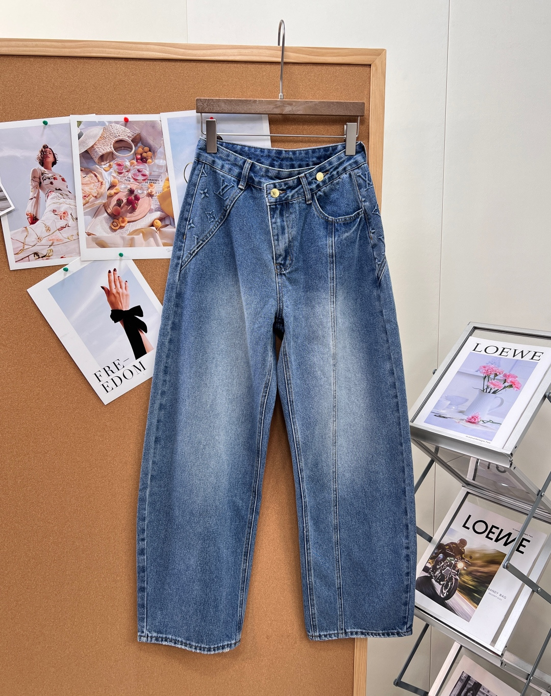 NO:931733,Louis Vuitton's same style embroidered wide-leg jeans with Monogram embroidery on the pockets. The brand is highly recognizable. It is made of high-quality cotton, soft and durable. The denim material has a retro texture. The high-waist design optimizes body proportions and easily creates a 37-point figure. It looks super tall when paired with a short top. The details are perfect, and the LV leather label on the back waist is super textured! Pair it with a simple top or sneakers, and you can easily get a high-end look~ A must-have treasure in your wardrobe.  Unlock a variety of styles in one package, the utilization rate is super high, you can watch without stepping on mines with your eyes closed, the three standards are complete, ready to ship!  size sml code,,louis vuitton,louis vuitton,sneakers,jeans,19860909Louis Vuitton 同款刺绣阔腿牛仔裤,口袋旁Monogram刺绣 品牌辨识度超高,高品质棉料,柔软耐穿,牛仔材质自带复古质感 高腰设计优化身材比例,轻松打造三七分身材,搭配短上衣超显高.细节满分,后腰LV皮标超有质感!搭配简约上衣或运动鞋,轻松get高级感穿搭~ 衣柜刚需宝藏款 一条解锁多种风格,利用率超高,闭眼入不踩雷,三标齐全,现货发！ 尺码sml 编码,,louis vuitton,louis vuitton,sneakers,jeans,,Women's clothing