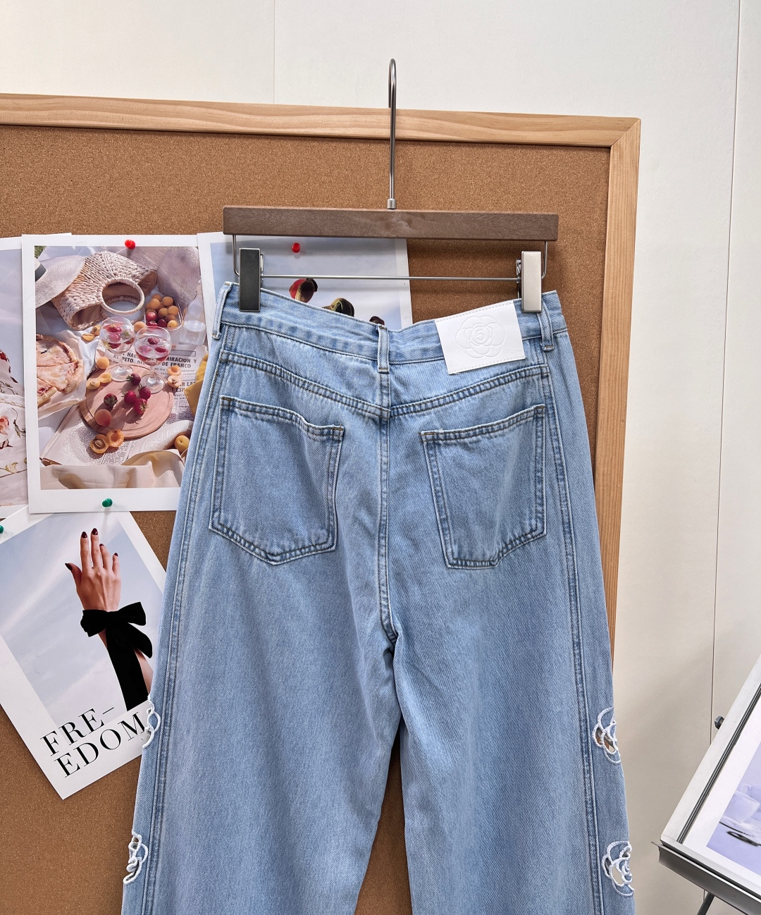 🆕CHANEL26夏季新品小香风镂空刺绣直筒牛仔裤👖，镂空刺绣设计，超薄纯棉透气牛仔面料，镂空logo简约透气，微微弹力