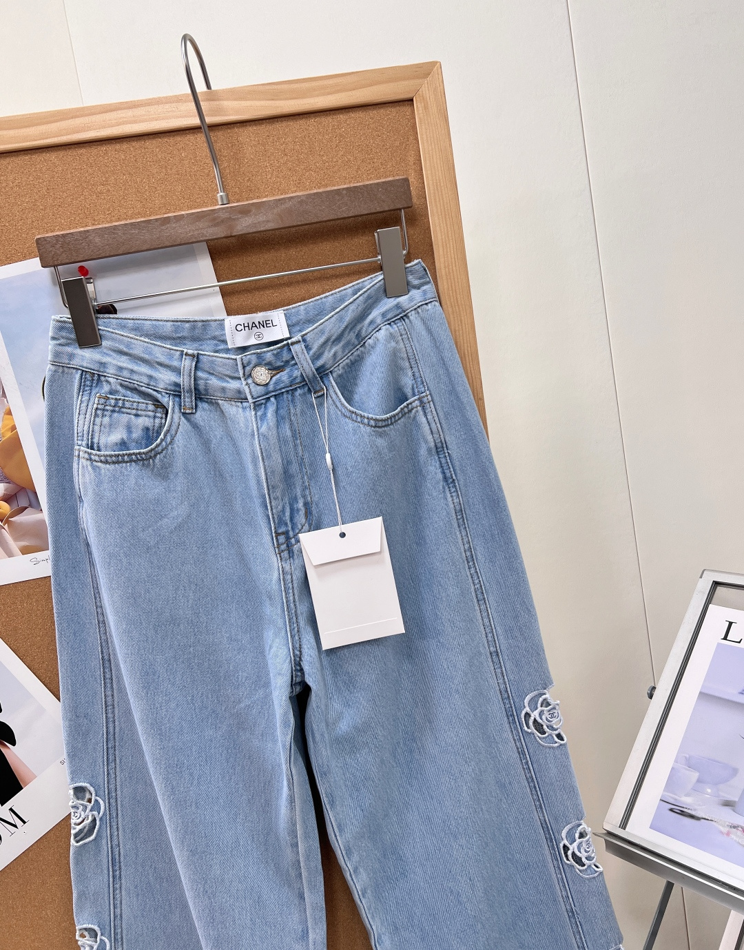 🆕CHANEL26夏季新品小香风镂空刺绣直筒牛仔裤👖，镂空刺绣设计，超薄纯棉透气牛仔面料，镂空logo简约透气，微微弹力