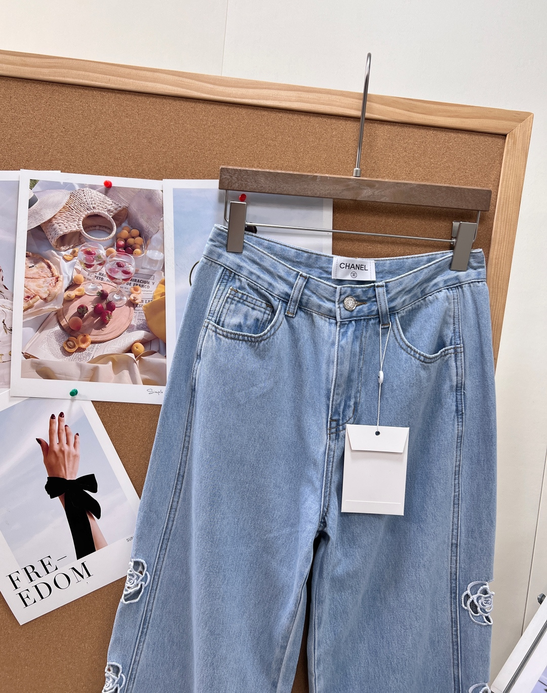 🆕CHANEL26夏季新品小香风镂空刺绣直筒牛仔裤👖，镂空刺绣设计，超薄纯棉透气牛仔面料，镂空logo简约透气，微微弹力