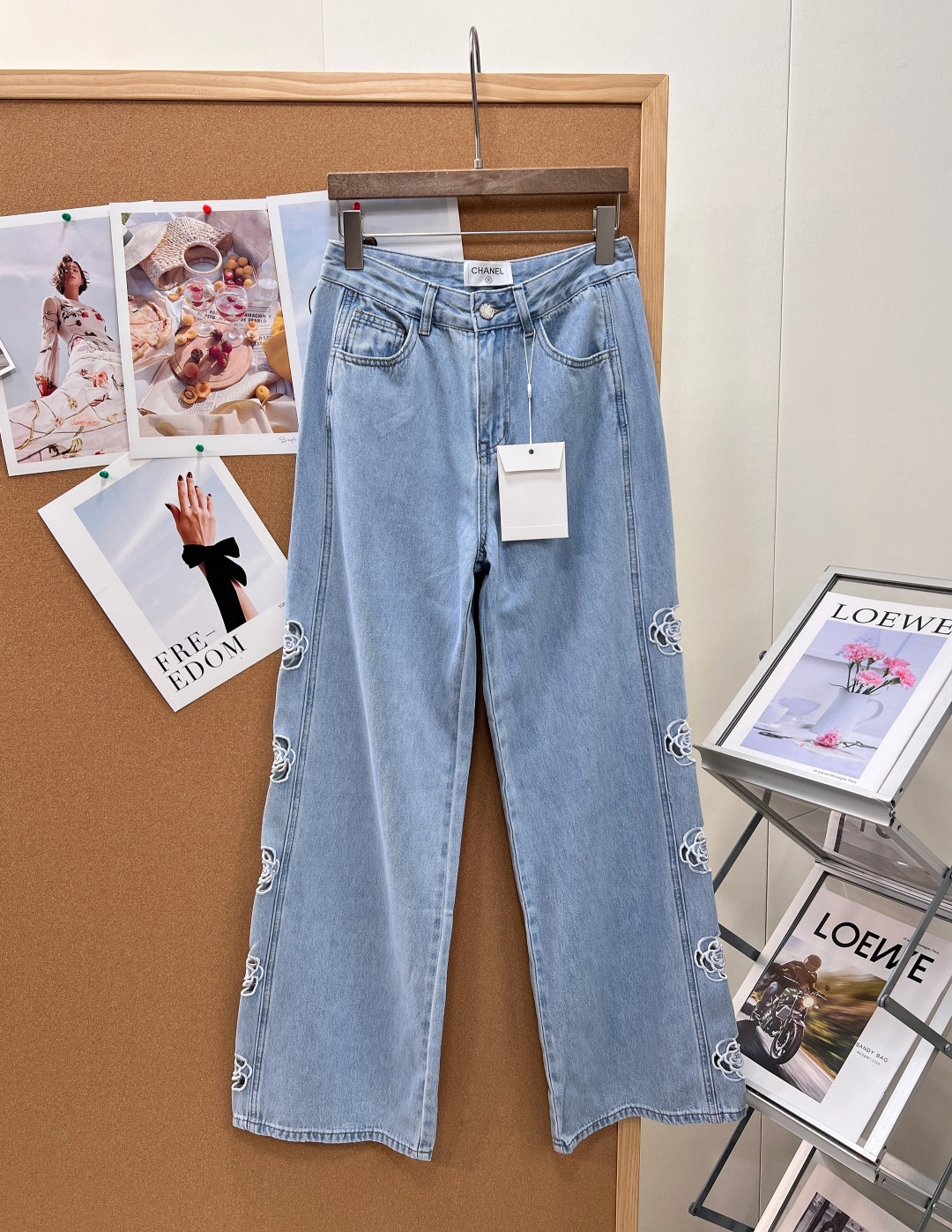 NO:931712,CHANEL26 new summer product, small fragrant style hollow embroidered straight jeans, hollow embroidery design, ultra-thin pure cotton breathable denim fabric, hollow logo, simple and breathable, slightly elastic and loose version, especially suitable for pear-shaped body, showing long legs, customized exclusive hardware and leather brand accessories, popular hot recommendation, complete three standards, ready for delivery~ Size sml code,,chanel,jeans,19860909CHANEL26夏季新品小香风镂空刺绣直筒牛仔裤,镂空刺绣设计,超薄纯棉透气牛仔面料,镂空logo简约透气,微微弹力宽松的版型特适合梨形身材,显腿长一流,定制专属五金皮牌配饰,爆款热推,三标齐全,现货发～ 尺码sml 编码,,chanel,jeans,,Women's clothing