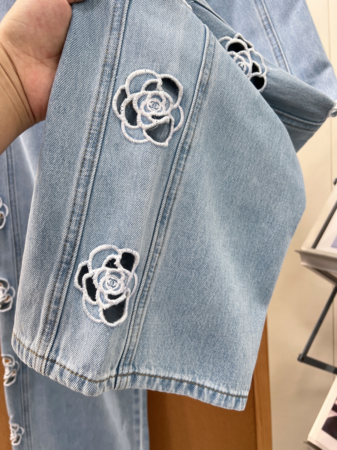 🆕CHANEL26夏季新品小香风镂空刺绣直筒牛仔裤👖，镂空刺绣设计，超薄纯棉透气牛仔面料，镂空logo简约透气，微微弹力