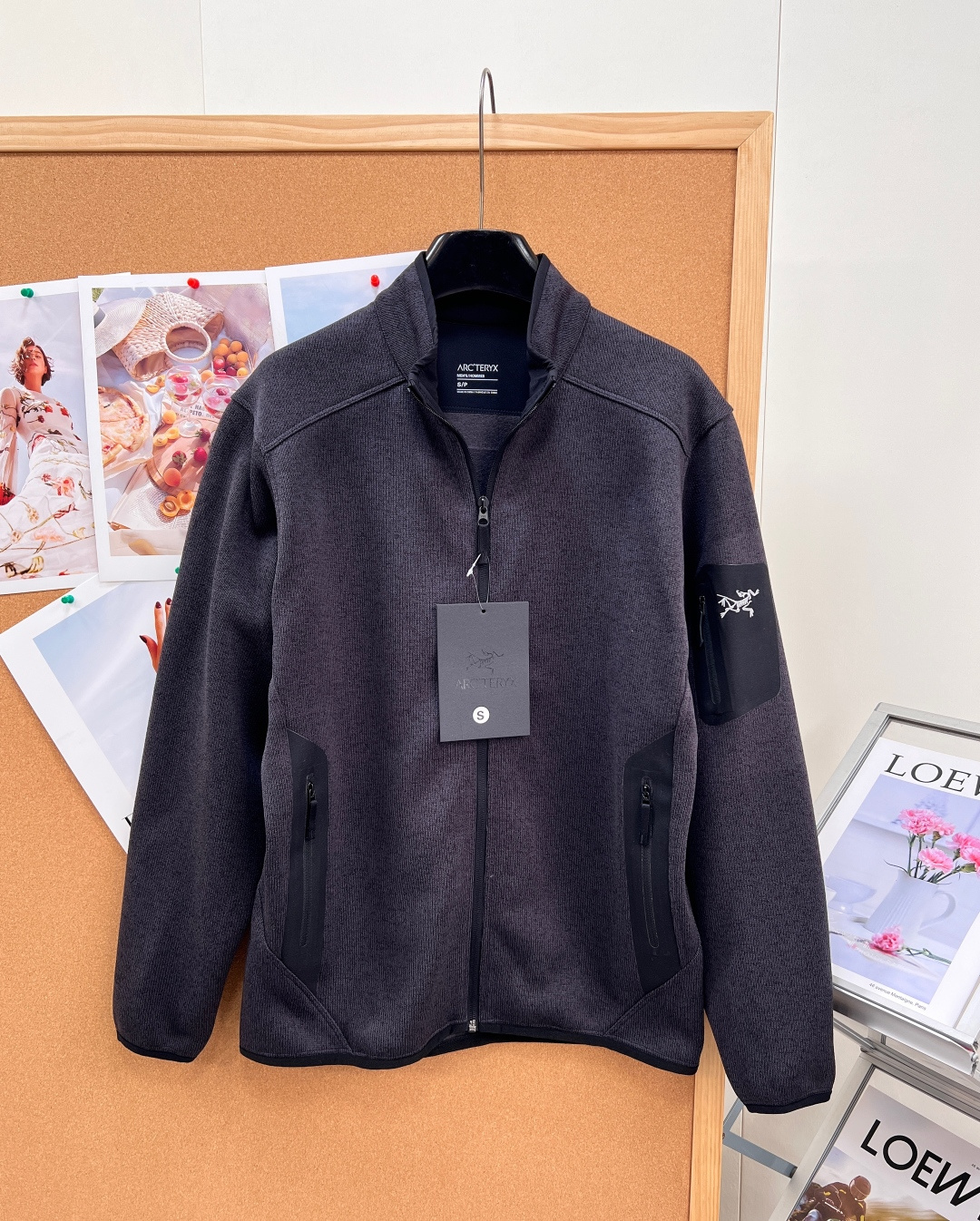 NO:931725,Arc’teryx Covert Cardigan knitted fleece stand-collar jacket, universal liner for outdoor commuting, same style for men and women. Classic evergreen knitted fleece jacket, heather gray light/carbon black two-color choice, mixed floral blended fabric with its own advanced texture, versatile for business, mountaineering, and daily life!  The blended fleece knitted fabric is soft and delicate without scratching the skin. It locks in warmth and is breathable without being sweaty. It combines wool texture with outdoor quick-drying performance. It can be worn alone in spring and autumn and worn under a jacket in winter. Simple stand-up collar with full zipper closure, windproof and neck protection without strangulation; side + arm partitions with waterproof and wear-resistant splicing fabric, equipped with hidden zipper storage pockets, safe storage of mobile phone keys, very practical for outdoor travel.  The iconic Arc'teryx logo is embroidered on the arms, which is low-key and simple without being exaggerated; it is slightly loose and three-dimensional, suitable for both men and women, regardless of body shape, and the long sleeves with dropped shoulders do not restrict the movements of raising hands. It can be done in one piece for urban commuting, hiking, and business trips. It can be paired with trousers for light business and is casual and advanced. It can be layered with hard-shell windproof and warm outdoor layers. It is an all-purpose mid-layer jacket that can be worn in all seasons!  All three standards are complete, and the goods will be shipped in large quantities!  Sizesmlxl coding,arc'teryx,jackets & coats,jackets & coats,19860909Arc‘teryx始祖鸟Covert Cardigan针织抓绒立领夹克,户外通勤万能内胆,男女同款 经典常青款针织抓绒外套,麻灰浅/炭黑双色选择,杂花混纺面料自带高级肌理,商务、登山、日常全能适配！ 混纺抓绒针织面料,软糯细腻不扎肤,锁温透气不闷汗,兼顾羊毛质感与户外速干性能,春秋单穿、冬季冲锋衣内搭双重用法. 简约立领全拉链开合,防风护颈不勒脖子；侧身+手臂分区防水耐磨拼接布,搭配隐形拉链储物口袋,安全收纳手机钥匙,户外出行超实用. 手臂标志性刺绣始祖鸟logo,低调简约不浮夸；微宽松立体剪裁,男女同款不挑身形,落肩长袖不束缚抬手动作. 城市通勤、爬山徒步、差旅出行一件搞定,轻商务搭配西裤休闲高级,户外叠穿硬壳防风保暖,四季实穿万能中层外套！三标齐全,大货出！ 尺码smlxl 编码,arc'teryx,jackets & coats,jackets & coats,,Women's clothing