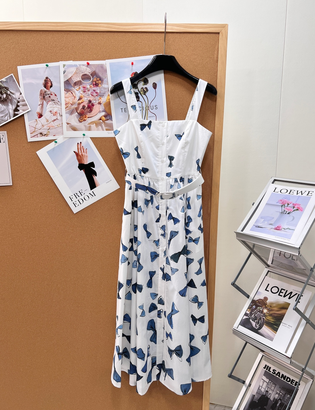 NO:932750,Dior26 spring and summer blue bow printed suspender dress, limited edition hand-painted bow pattern, clean off-white base with clear gradient blue bow, soft and delicate printing without cheap feeling, refreshing and elegant color matching, built-in summer cooling filter, not easy to conflict with the style.  -Straight and generous collar, just right to show off the shoulder and neck lines; widened suspender design, dispersing shoulder pressure, saying goodbye to the problem of shoulder strangling and slipping; single row of retro decorative buttons on the front, adding a layered retro feel; comes with a thin belt of the same fabric, free to adjust the elasticity, and raise the waistline to optimize body proportions.  - Made of soft, skin-friendly woven fabrics that are breathable and sweat-wicking, so you can wear them for a long time in summer without being stuffy. It has a soft drape that doesn't fit the body and doesn't look bloated. The long A-line cut with a large hem naturally modifies the width of the hips and fat on the thighs. It has a sense of elegance when walking, and is tolerant of all body shapes. - Wear it softly in multiple scenes!  Wear it alone to create a relaxed and gentle Korean style; you can wear it with a knitted cardigan or a sun-protective shirt in an air-conditioned room. It is suitable for beach vacations, afternoon tea with girlfriends, daily commuting, and date travel. You just need a long skirt with temperament in spring and summer. Complete with three standards, large quantities of goods!  size sml code,,dior,skirts,shirts,19860909Dior26春夏蓝蝴蝶结印花吊带连衣裙,限定手绘蝴蝶结图案,干净米白基底搭配清透渐变蓝调蝴蝶结,印花柔和细腻无廉价感,配色清爽雅致,自带夏日清冷滤镜,不易撞款. -平直大方领,恰到好处展露肩颈线条；加宽吊带设计,分散肩部压力,告别勒肩、滑肩困扰；正面复古单排装饰扣,增加层次复古感；附赠同面料细腰带,自由调节松紧,拉高腰线优化身材比例. -选用柔软亲肤梭织面料,透气排汗,夏日久穿不闷热；自带柔和垂坠感,不贴身不显臃肿.长款A字大摆剪裁,自然修饰胯宽、大腿赘肉,走动自带飘逸感,包容各类身形. -多场景温柔穿搭！单穿打造韩系松弛温柔风；空调房可外搭针织小开衫、防晒衬衫.适配海边度假、闺蜜下午茶、日常通勤、约会出行,春夏刚需气质长裙.三标齐全,大货出！ 尺码sml 编码,,dior,skirts,shirts,,Women's clothing