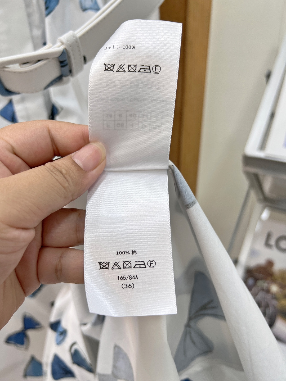 🆕Dior26春夏蓝蝴蝶结印花吊带连衣裙，限定手绘蝴蝶结图案，干净米白基底搭配清透渐变蓝调蝴蝶结，印花柔和细腻无廉价感，