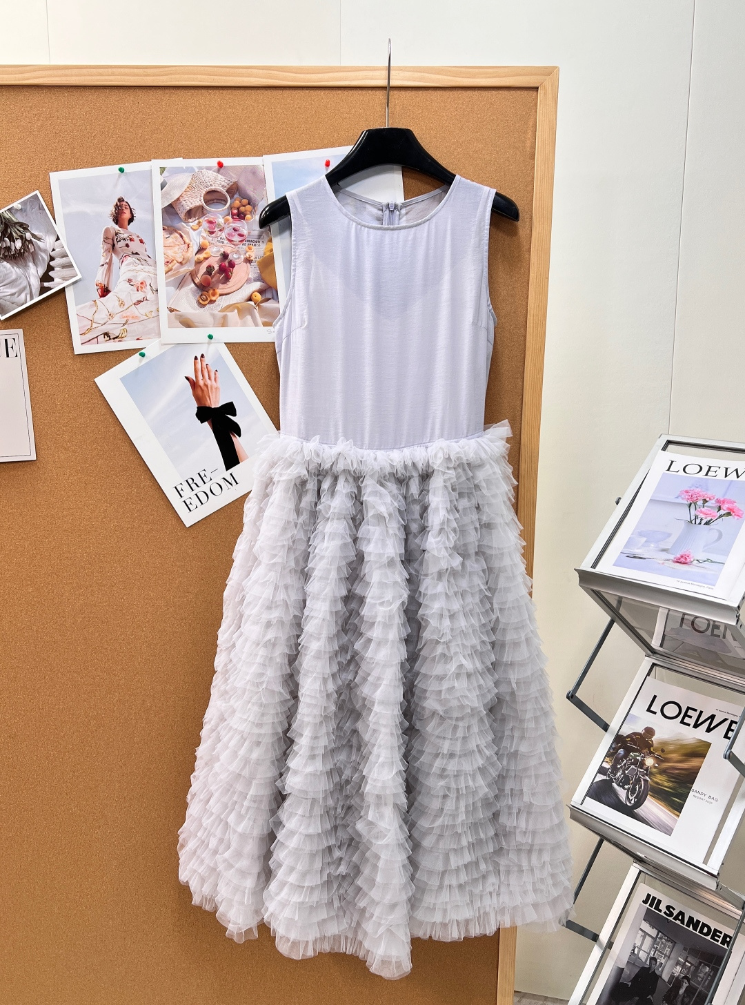NO:932801,AVENEMENT's long mesh cake skirt is so cute. It has a cool light gray tone and comes with a soft light filter. It has a pure and clean ballet girl atmosphere. It will be a hit in daily life, dates and photos!  The upper body is in a simple round neck sleeveless vest style, made of smooth, soft and skin-friendly fabric, which fits the body shape without being tight. The invisible zipper on the back is easy to put on and take off, and the neat and slim fit highlights the shoulder and neck lines. The lower body is made of heavy-duty multi-layered three-dimensional mesh cake skirt. The layers of pleated mesh are fluffy and light, and the drape is staggered without being bloated. It has a hazy fairy air when walking, and the sense of layering is directly full.  The high-waisted splicing design raises the waistline and optimizes body proportions. The long skirt gently covers the calves and is tolerant to various leg types. Wear it alone, it is gentle and fairy-like, and it is suitable for matching with knitted cardigans and small suits. It can be used for afternoon tea, dates, vacations, and light banquets. The long skirt has a gentle and elegant atmosphere!  size sml code,,skirts,business suit,19860909AVENEMENT长款网纱蛋糕裙太仙了清冷浅灰调自带柔光滤镜,纯粹干净的芭蕾少女氛围感,日常、约会、拍照都巨出片！ 上半身简约圆领无袖背心版型,顺滑软糯亲肤面料,贴合身形不紧绷,后背隐形拉链穿脱便捷,利落修身凸显肩颈线条. 下半身重工多层立体网纱蛋糕裙摆,层层叠叠褶皱网纱蓬松轻盈,垂坠错落不臃肿,走动自带朦胧仙气,层次感直接拉满. 高腰拼接设计拉高腰线,优化身材比例,长款裙长温柔遮小腿,对各种腿型包容度拉满. 单穿温柔仙气,搭配针织开衫、小西装都适配,下午茶、约会、度假、轻宴会都能驾驭,温柔千金氛围感长裙！ 尺码sml 编码,,skirts,business suit,,Women's clothing