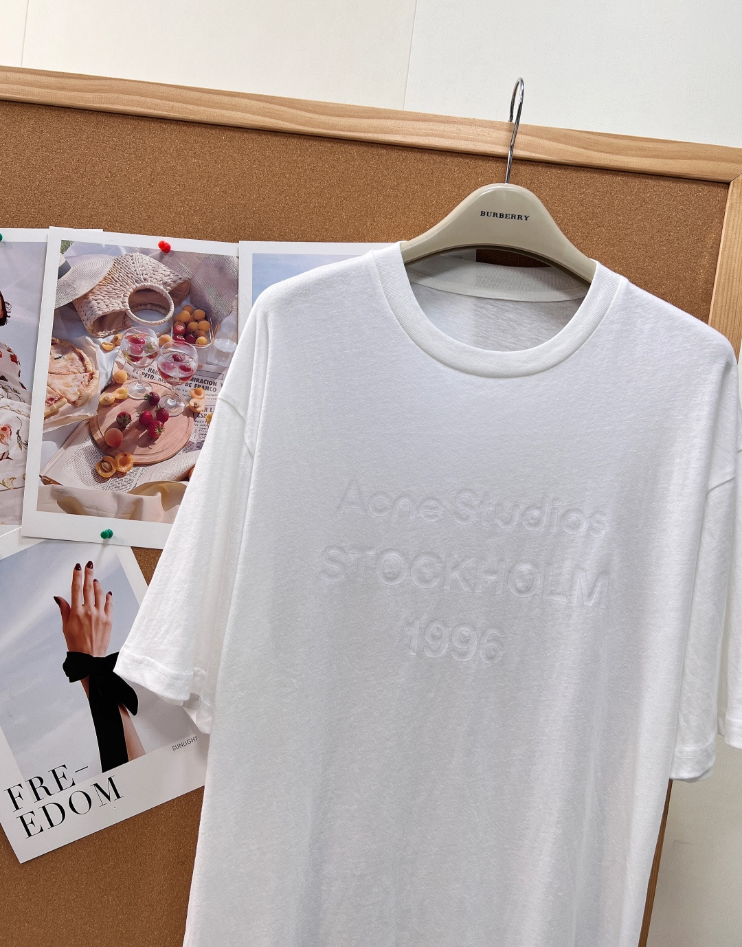 🆕Acne Studios 1996暗纹字母印花短袖T恤🤍年度百搭神款基础白T，男女同款宽松落肩版型，不挑身材不挑风格，