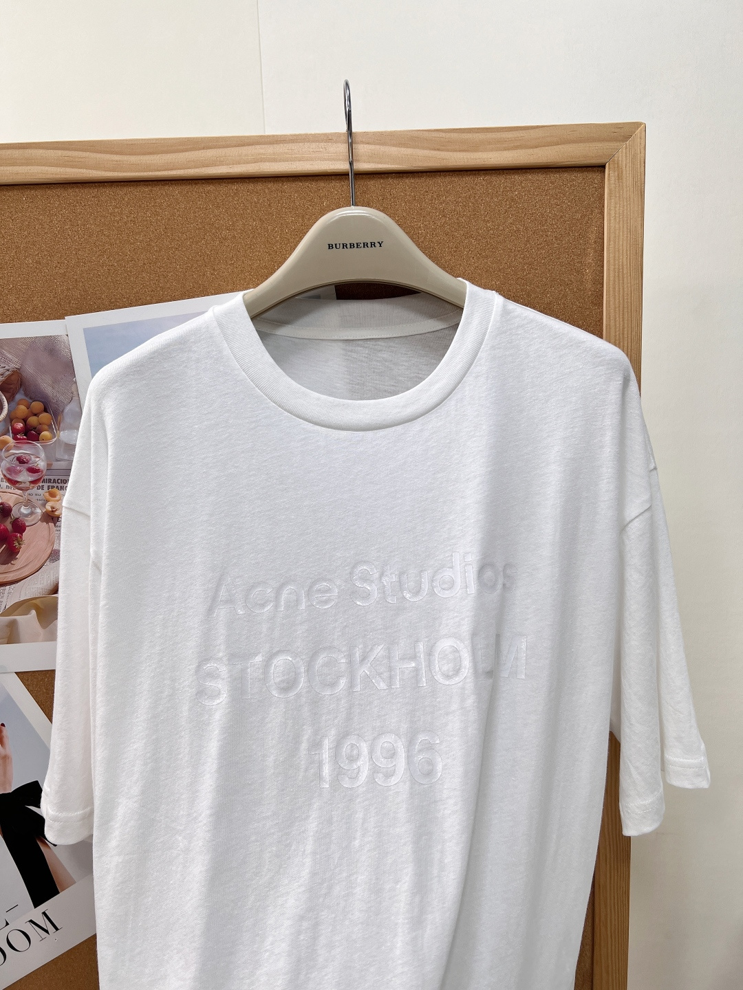 🆕Acne Studios 1996暗纹字母印花短袖T恤🤍年度百搭神款基础白T，男女同款宽松落肩版型，不挑身材不挑风格，