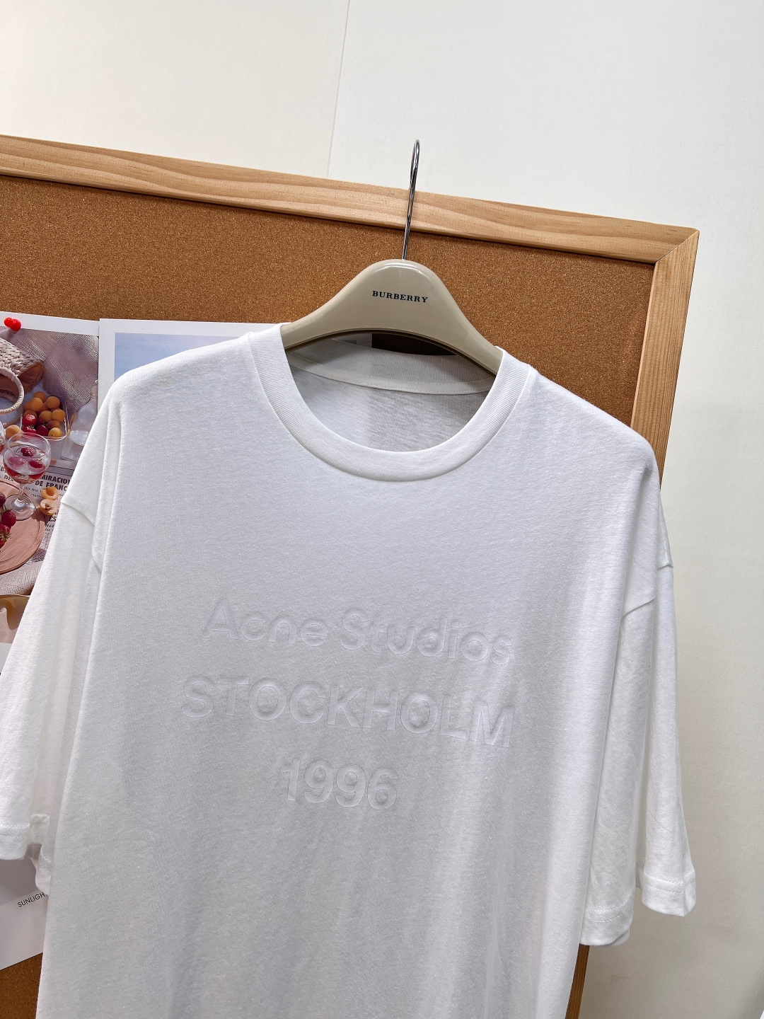 🆕Acne Studios 1996暗纹字母印花短袖T恤🤍年度百搭神款基础白T，男女同款宽松落肩版型，不挑身材不挑风格，