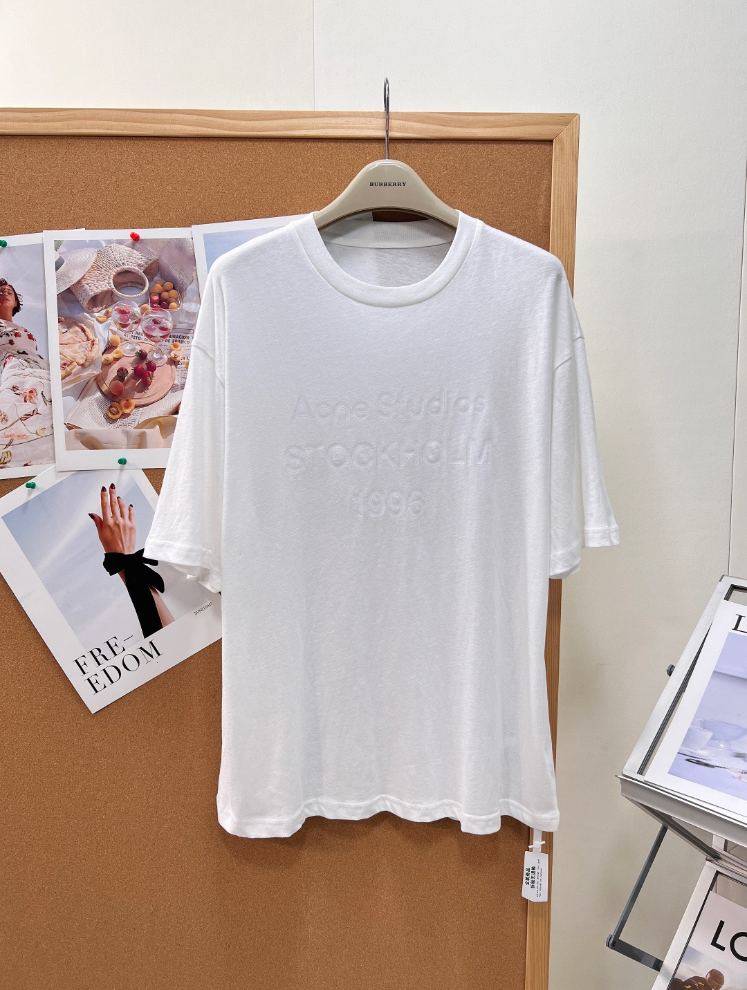 NO:932787,Acne Studios 1996 dark letter printed short-sleeved T-shirt is the annual versatile basic white T-shirt. It is the same for men and women and has a loose shoulder design. It does not pick up the figure or style, and the looseness is directly stretched. The whole piece has a clean milky white background, the STOCKHOLM 1996 embossed dark pattern embossed logo on the chest, and the same color low-key dark flower design. It is not exaggerated, full of recognition, and high-end without showing off its edge.  Selected distressed washed cotton fabric, soft and skin-friendly with a slightly translucent texture, breathable but not stuffy, not prone to yellowing and deformation after long-term washing, and light and unrestricted upper body. The loose shoulder-cut short-sleeve cut hides the flesh of the arms, and the long length can be tucked into the corners and can be dropped casually; it is refreshing and clean to wear alone, and is suitable for everything from jeans, skirts, and sports pants.  Nordic minimalist and cold tone, it can be used for commuting, going out, and daily leisure. It is a basic style that will never go out of style for couples!  All three standards are complete, and the goods will be shipped in large quantities!  Size sml code,acne studios,dior,skirts,T-shirt,tees,t-shirt,19860909Acne Studios 1996暗纹字母印花短袖T恤年度百搭神款基础白T,男女同款宽松落肩版型,不挑身材不挑风格,松弛感直接拉满. 整件干净奶白底色,胸前STOCKHOLM 1996浮雕暗纹压印logo,同色系低调暗花设计,不浮夸、辨识度拉满,高级不露锋芒. 甄选做旧水洗棉面料,软糯亲肤自带微透肌理感,透气不闷,久洗不易发黄变形,上身轻盈无束缚. 宽松落肩短袖剪裁,藏肉遮手臂,长款衣长可塞衣角、可随性垂落；单穿清爽干净,搭配牛仔、半身裙、运动裤全都适配. 北欧极简冷淡调性,通勤、出街、日常休闲一套搞定,情侣穿搭闭眼入,万年不过时基础款！三标齐全,大货出！ 尺码sml 编码,,acne studios,dior,skirts,T-shirt,tees，t-shirt,,Women's clothing