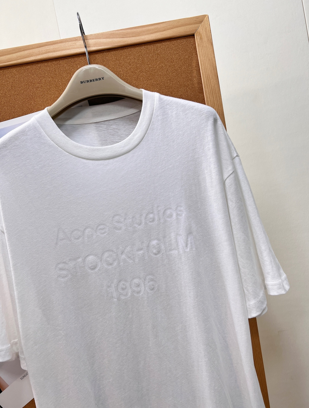 🆕Acne Studios 1996暗纹字母印花短袖T恤🤍年度百搭神款基础白T，男女同款宽松落肩版型，不挑身材不挑风格，