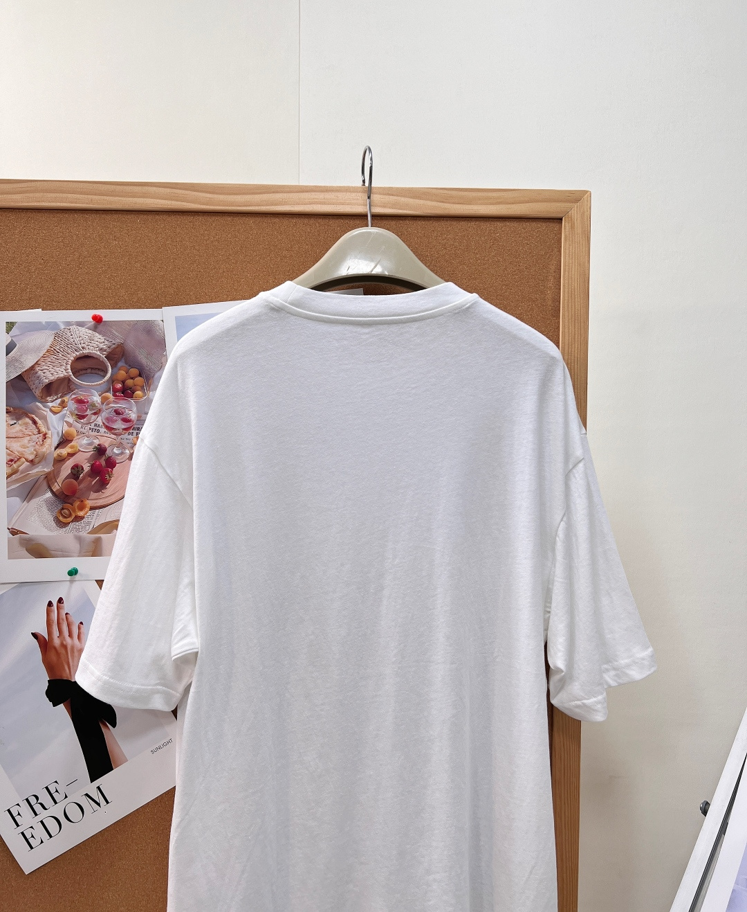 🆕Acne Studios 1996暗纹字母印花短袖T恤🤍年度百搭神款基础白T，男女同款宽松落肩版型，不挑身材不挑风格，