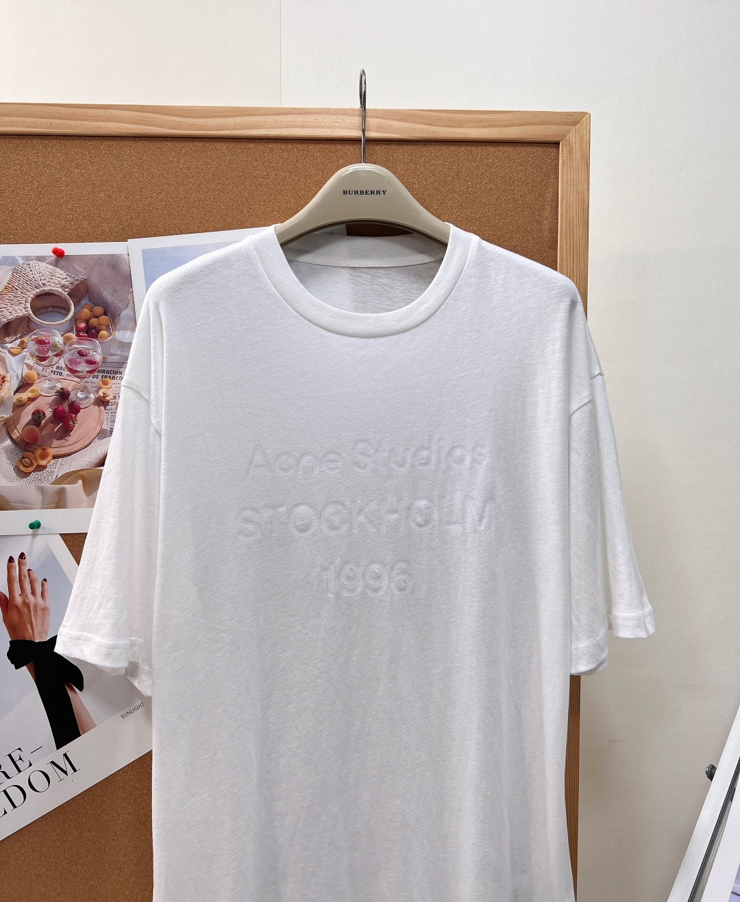🆕Acne Studios 1996暗纹字母印花短袖T恤🤍年度百搭神款基础白T，男女同款宽松落肩版型，不挑身材不挑风格，