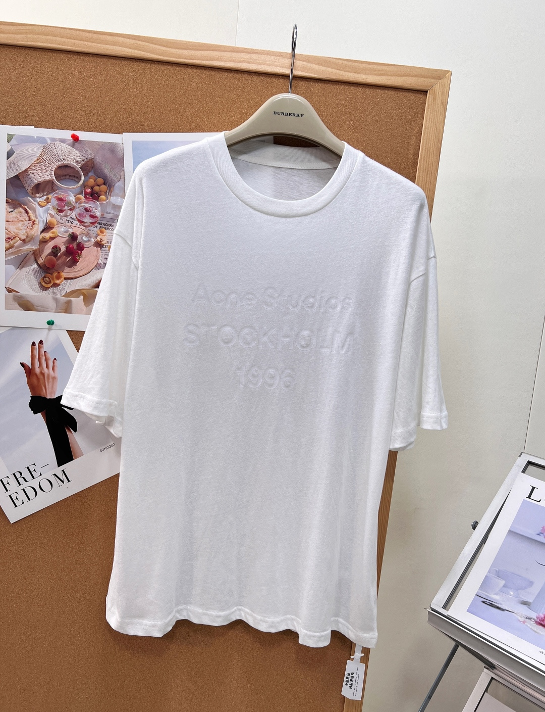 🆕Acne Studios 1996暗纹字母印花短袖T恤🤍年度百搭神款基础白T，男女同款宽松落肩版型，不挑身材不挑风格，