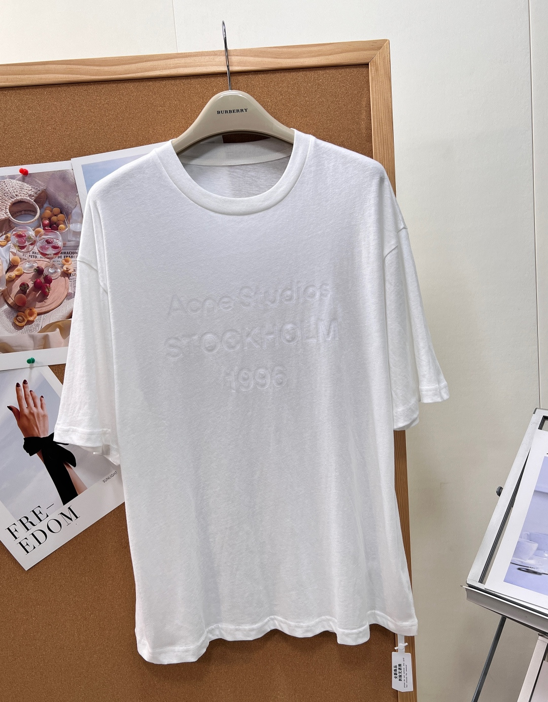 🆕Acne Studios 1996暗纹字母印花短袖T恤🤍年度百搭神款基础白T，男女同款宽松落肩版型，不挑身材不挑风格，