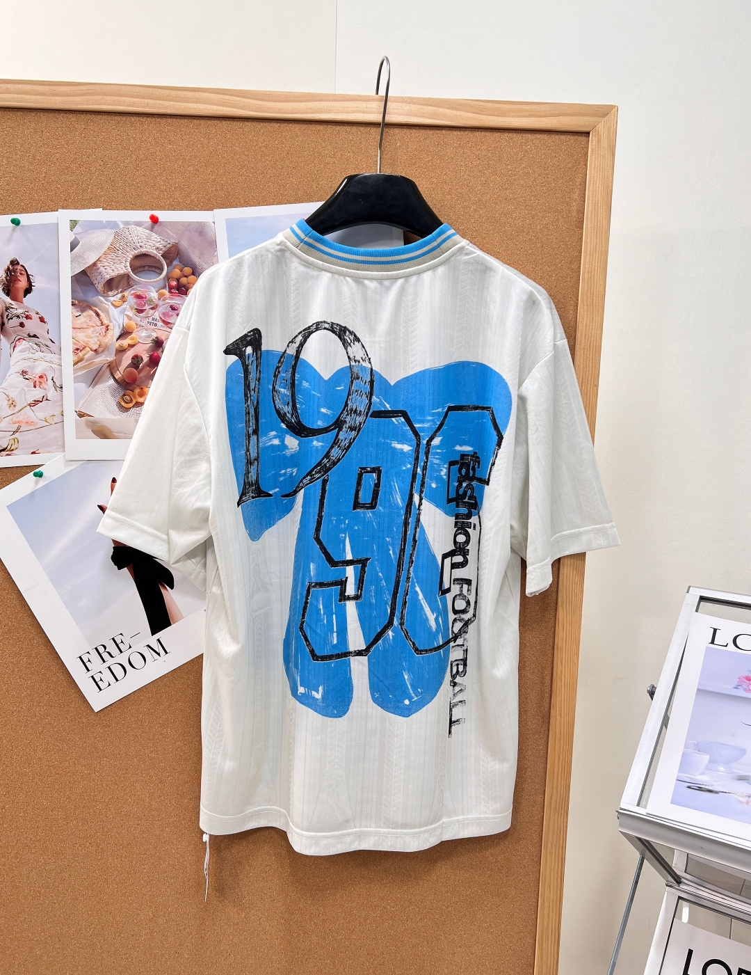 🆕ACNE STUDIO 世界杯限定足球系列1996做旧蝴蝶结印花运动球衣短袖T恤 融合斯德哥尔摩极简美学与复古足球运动