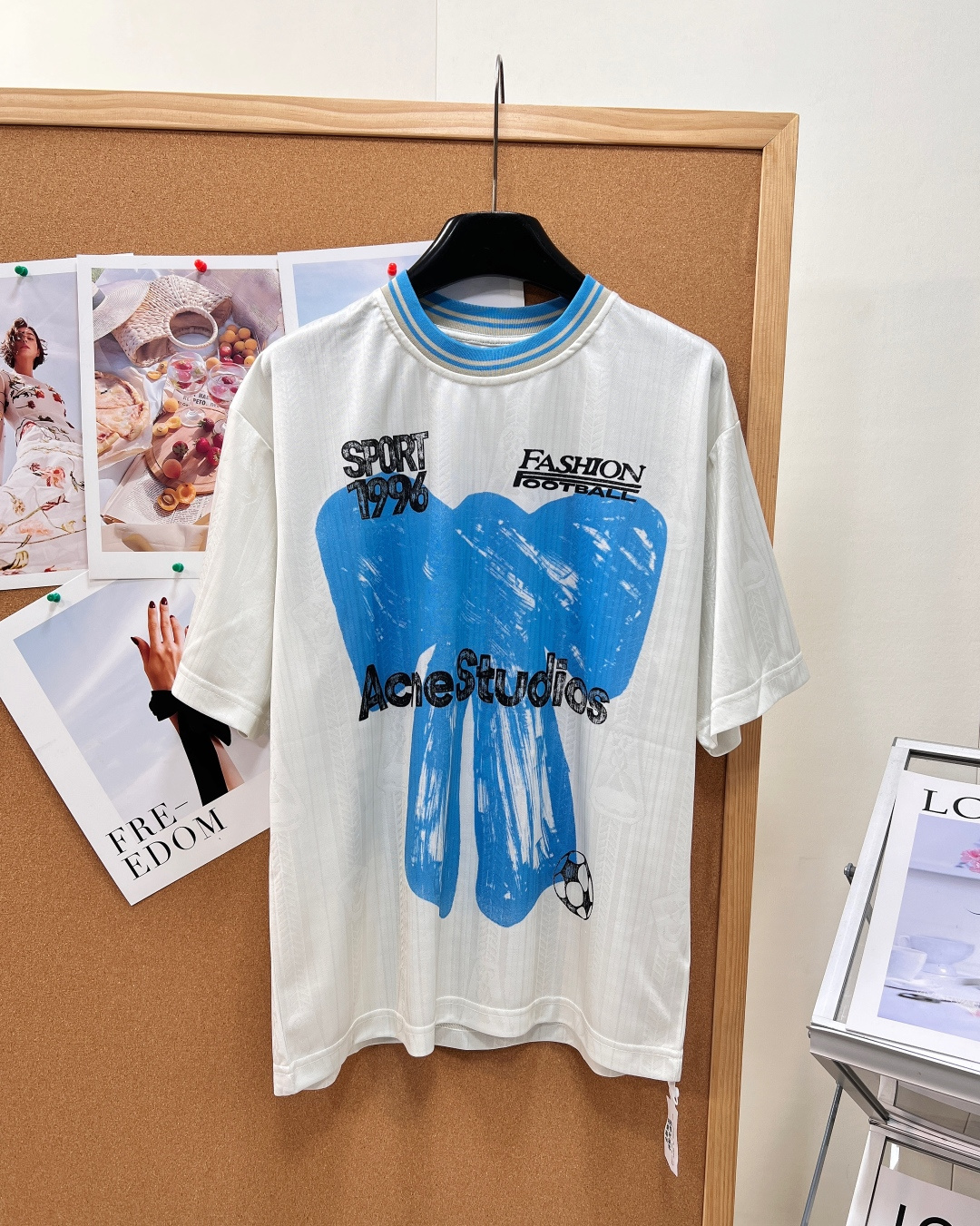 NO:932773,ACNE STUDIO World Cup limited football series 1996 distressed bow print sports jersey short-sleeved T-shirt. Combining Stockholm's minimalist aesthetics and retro football sports trends, Acne Studios World Cup limited series jersey T-shirt combines the retro feel of the 90s stadium with the creativity of sweet and cool bows, breaking the inherent stereotype of sports style.  Selected breathable vertical strip texture jersey fabric, with its own vertical stripe texture exclusive to sports jerseys, light and breathable without sweating, loose and loose shoulder design, the same style for men and women regardless of body shape, the lazy oversize upper body has a casual street atmosphere  The neckline adopts blue and gray contrasting three-stripe ribbing, re-engraving the classic retro football jersey collar, and full of retro recognition; the whole piece adopts retro worn-out printing technology, simulating the washed and faded texture of old jerseys, with hand-painted light blue large bows running through the front and back body, with SPORT1996 and FOOTBALL football slogans, brand logos and mini football patterns superimposed on the front. The oversized old 1996 digital print on the back echoes the year of the series. The front and back printings are full of layers, full of sweet and cool contrast.  The white base is paired with a refreshing ice blue bow, which weakens the toughness of the sports item. The balance of sweetness and coolness is just right, combining the retro atmosphere of the stadium with the beauty of daily wear. It is suitable for watching football games, visiting stores in the city, traveling on vacation, and campus leisure. It can be paired with washed sports shorts, workwear wide-leg pants, and denim skirts to create a relaxed Nordic street style. It is a niche limited edition that is not easy to clash with. It is a must-have for sports girls and retro enthusiasts. Sweet and cool contrast design sports style × girly bow tie  Tough football elements are paired with soft hand-painted bows to neutralize the coolness of sports items. It can be used by sweet girls and neutral styles, and the style is very inclusive. Worn and old hand-painted prints, white with ice blue, refreshing and age-reducing. Replicate the texture of professional sports jerseys, breathable and comfortable. Relaxed oversize tailoring, Nordic street atmosphere items with three standards, large shipments, size sml code,,acne  studios,dior,versace,skirts,shorts,T-shirt,tees,t-shirt,19860909ACNE STUDIO 世界杯限定足球系列1996做旧蝴蝶结印花运动球衣短袖T恤 融合斯德哥尔摩极简美学与复古足球运动风潮,Acne Studios世界杯限定系列球衣T恤,把90年代球场复古感与甜酷蝴蝶结创意碰撞,打破运动风固有刻板印象 甄选透气竖条肌理球衣面料,自带运动球衣专属竖纹肌理,轻薄透气不闷汗,垂坠松弛的宽松落肩版型,男女同款不挑身形,慵懒oversize上身自带随性街头氛围 领口采用蓝灰撞色三道杠螺纹罗纹,复刻经典复古足球球衣领口,复古辨识度拉满；整件采用复古磨损做旧印花工艺,模拟旧球衣水洗褪色质感,手绘风浅蓝色大蝴蝶结贯穿前后衣身,正面叠加SPORT1996、FOOTBALL足球标语、品牌标识与迷你足球图案,后背超大做旧1996数字印花呼应系列年份,正反两面印花层次饱满,甜酷反差感十足 白色基底搭配清爽冰蓝蝴蝶结,弱化运动单品硬朗感,甜酷平衡恰到好处,兼具球场复古氛围与日常穿搭美感.适配球赛观赛、城市探店、出游度假、校园休闲多种场景,搭配水洗运动短裤、工装阔腿裤、牛仔短裙都能打造松弛北欧街头风,小众限定款不易撞款,运动少女、复古爱好者必入 甜酷反差设计运动风×少女蝴蝶结 硬朗足球元素搭配柔和手绘蝴蝶结,中和运动单品酷感,甜妹、中性风都能驾驭,风格包容性极强 磨损做旧手绘印花,白色撞冰蓝清爽减龄 复刻专业运动球衣肌理,透气舒适 松弛oversize剪裁,北欧街头氛围感单品三标齐全,大货出, 尺码sml 编码,,acne studios,dior,versace,skirts,shorts,T-shirt,tees，t-shirt,,Women's clothing