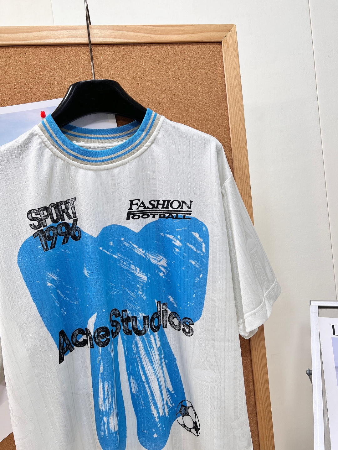 🆕ACNE STUDIO 世界杯限定足球系列1996做旧蝴蝶结印花运动球衣短袖T恤 融合斯德哥尔摩极简美学与复古足球运动